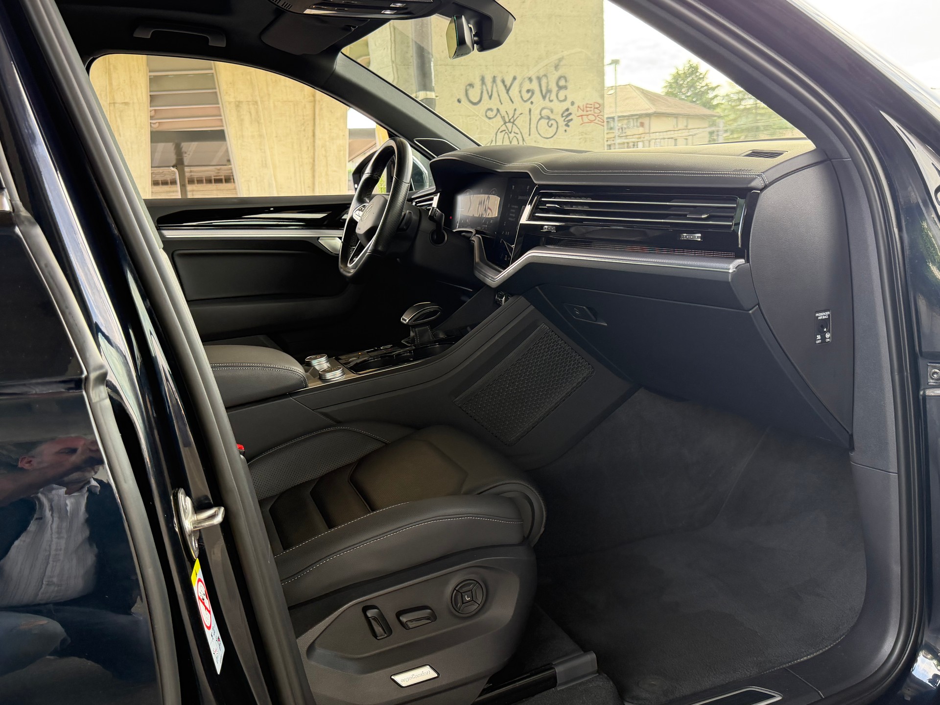 VW Touareg 3.0 TDI R Line Tiptronic-image-16