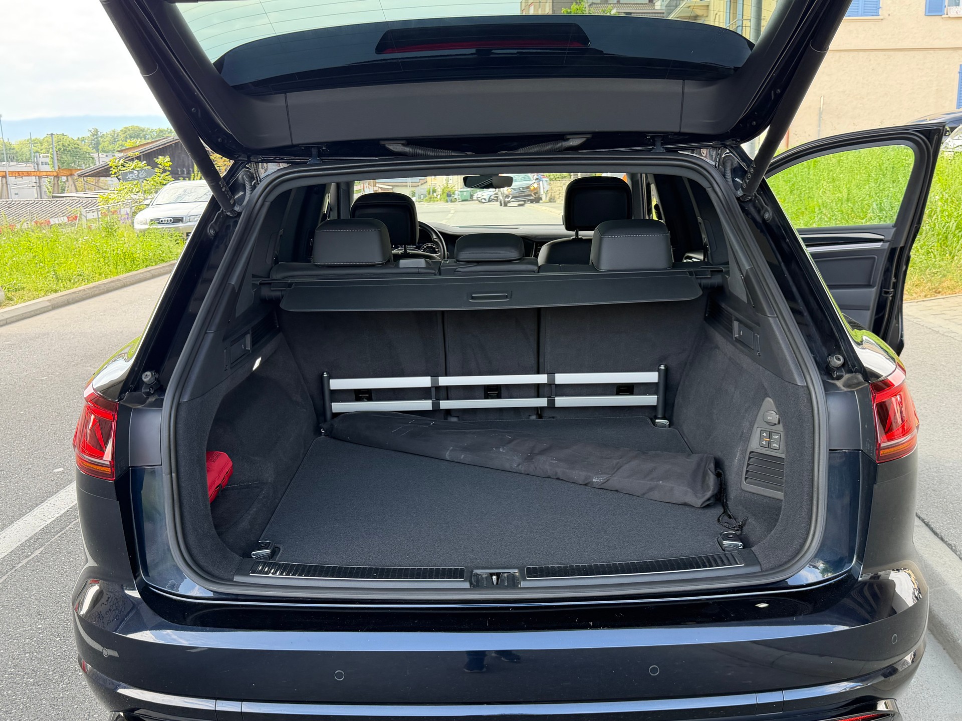 VW Touareg 3.0 TDI R Line Tiptronic-image-23