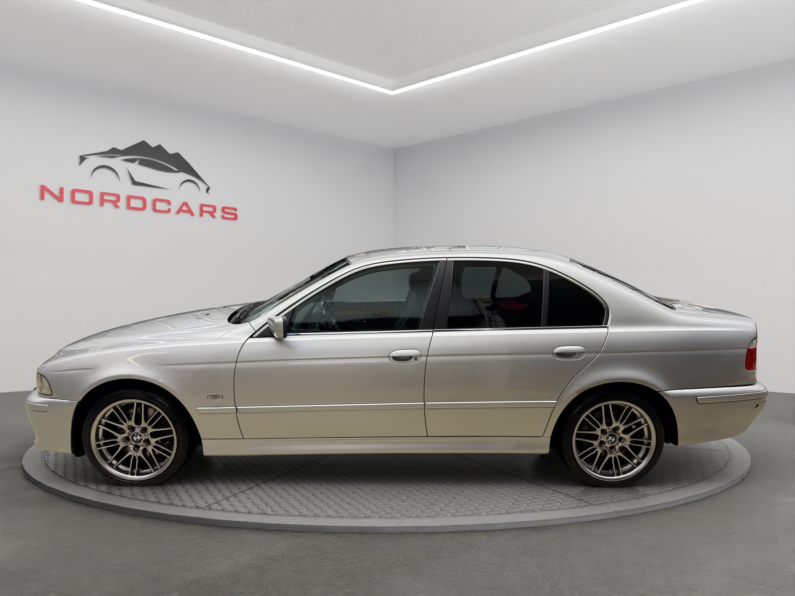 BMW 530d-showroom-element-1