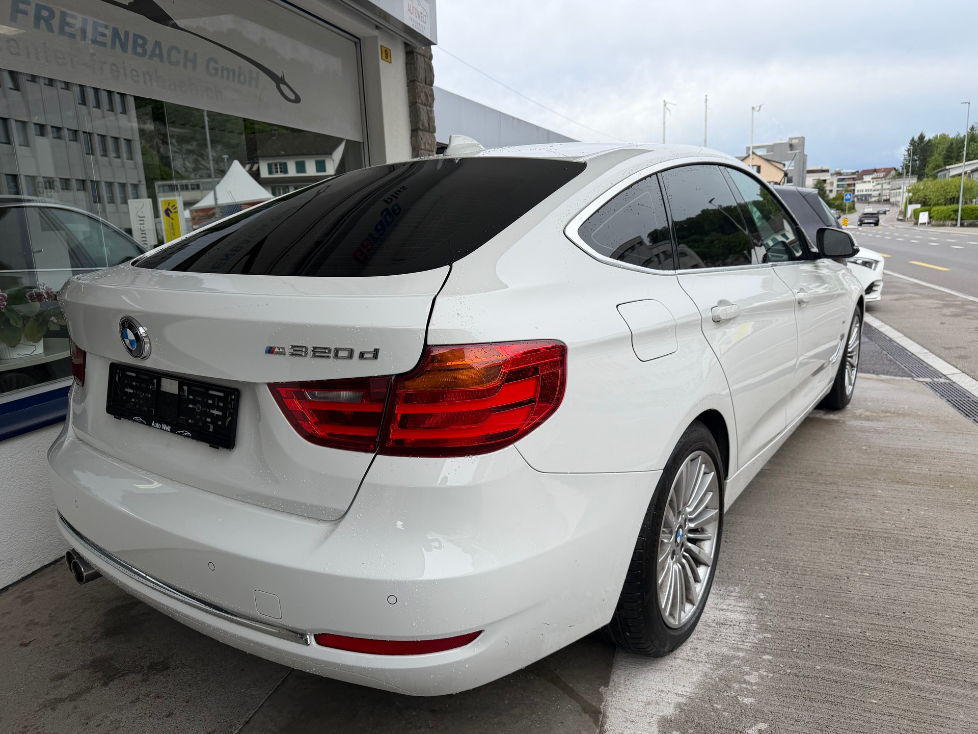 BMW 320d GT xDrive Luxury Line Steptronic-showroom-element-3