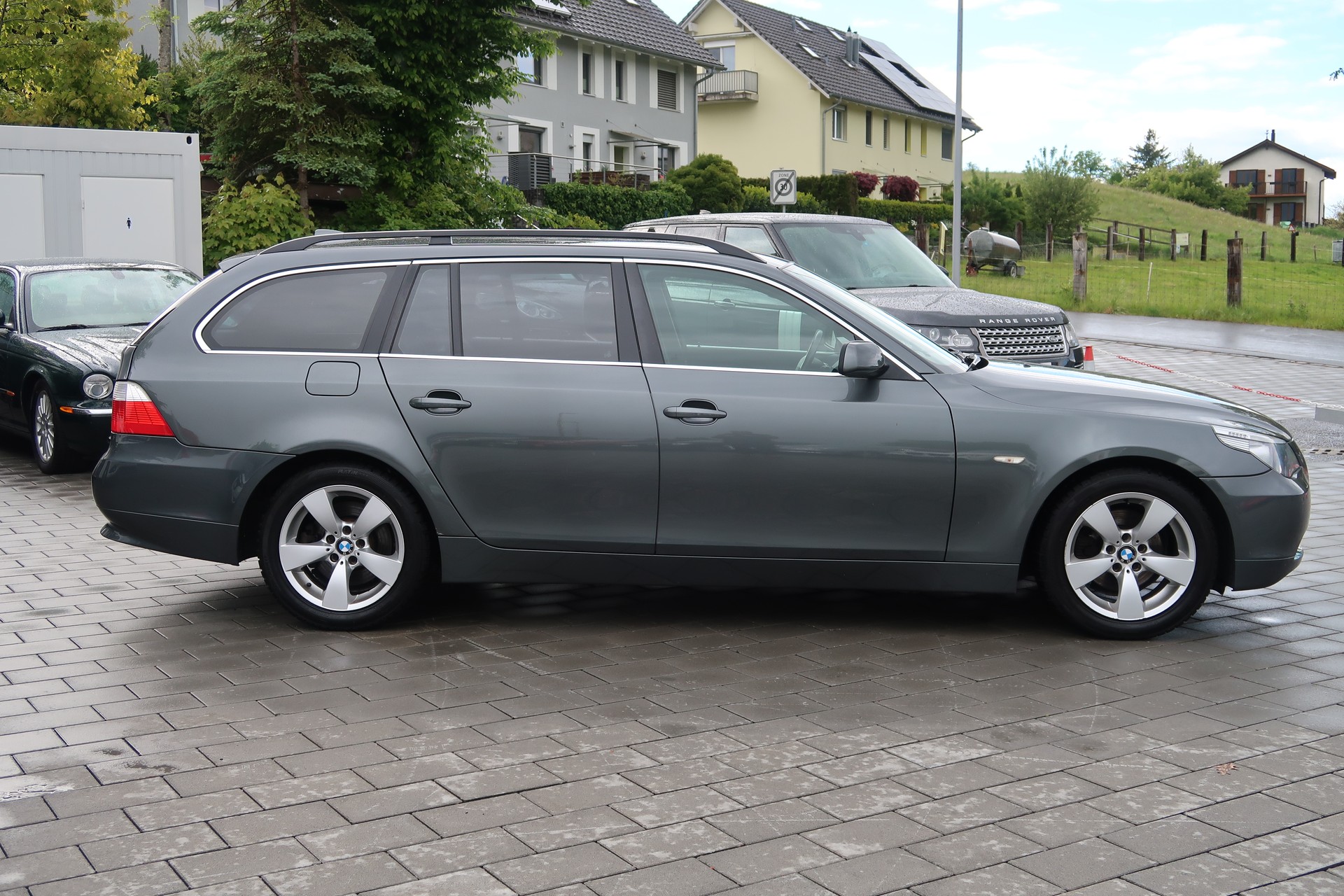 BMW 525d Touring-showroom-element-3