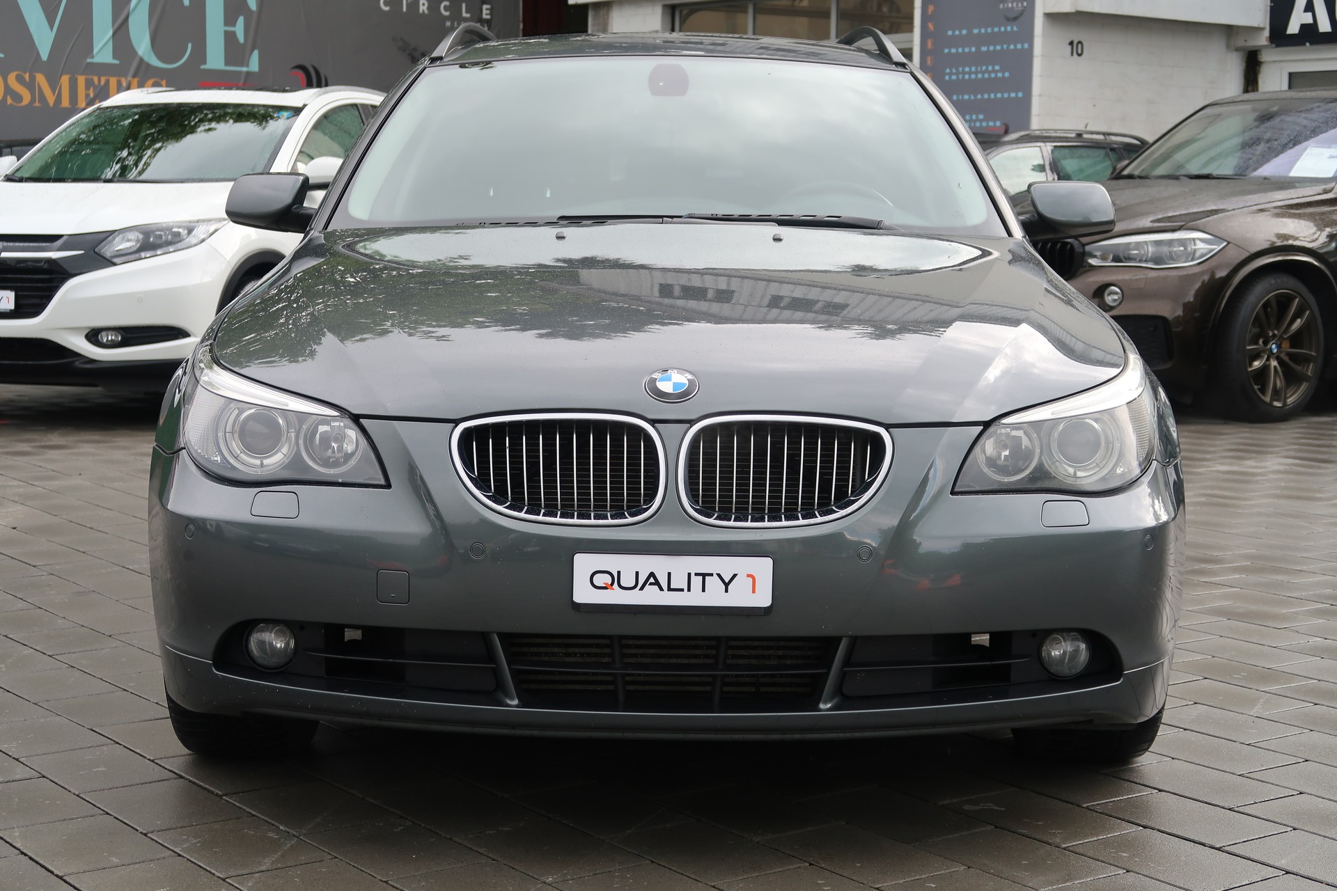 BMW 525d Touring-showroom-element-1
