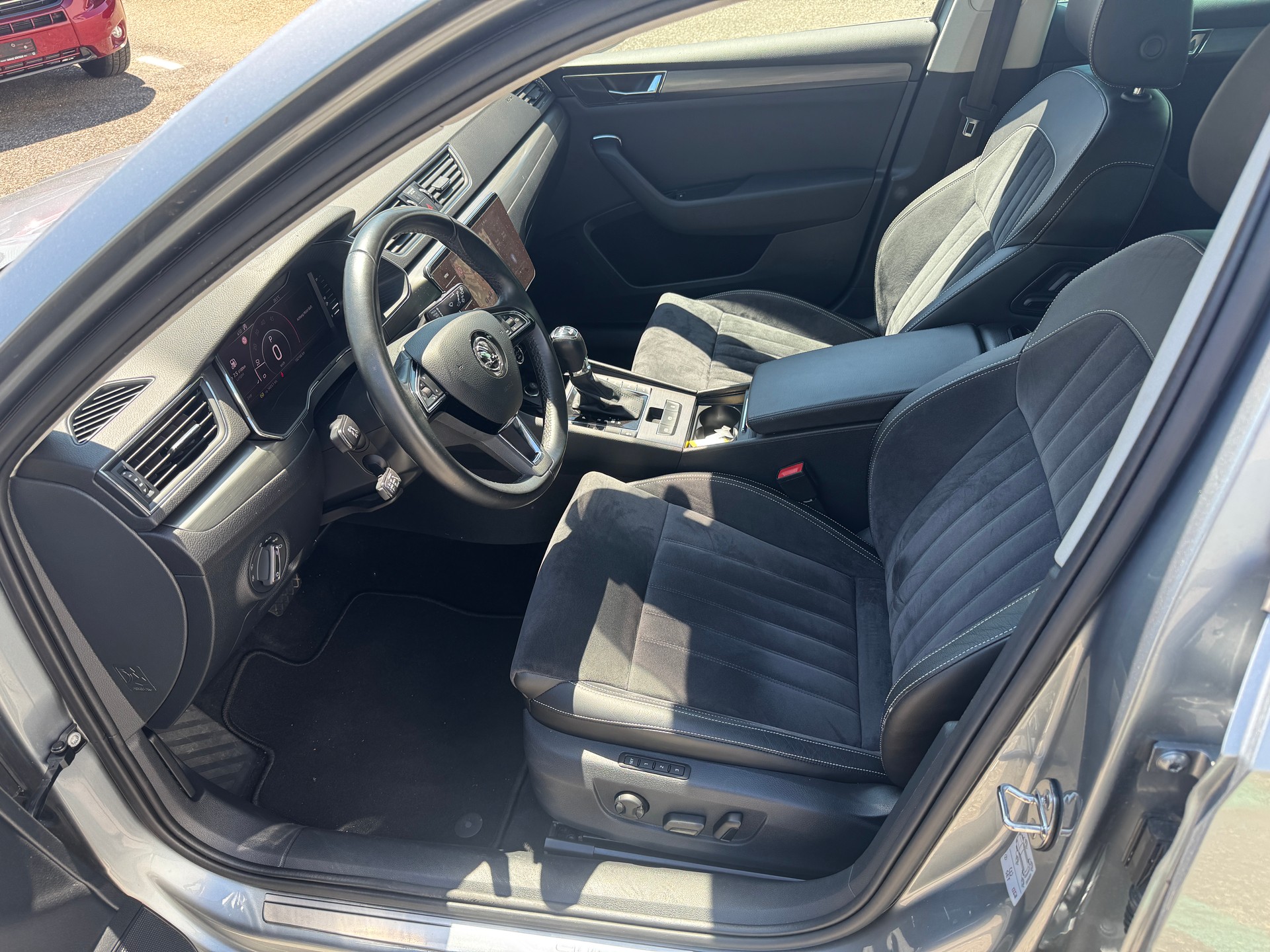 SKODA Superb Combi 2.0 TDi Style 4x4 DSG-image-6