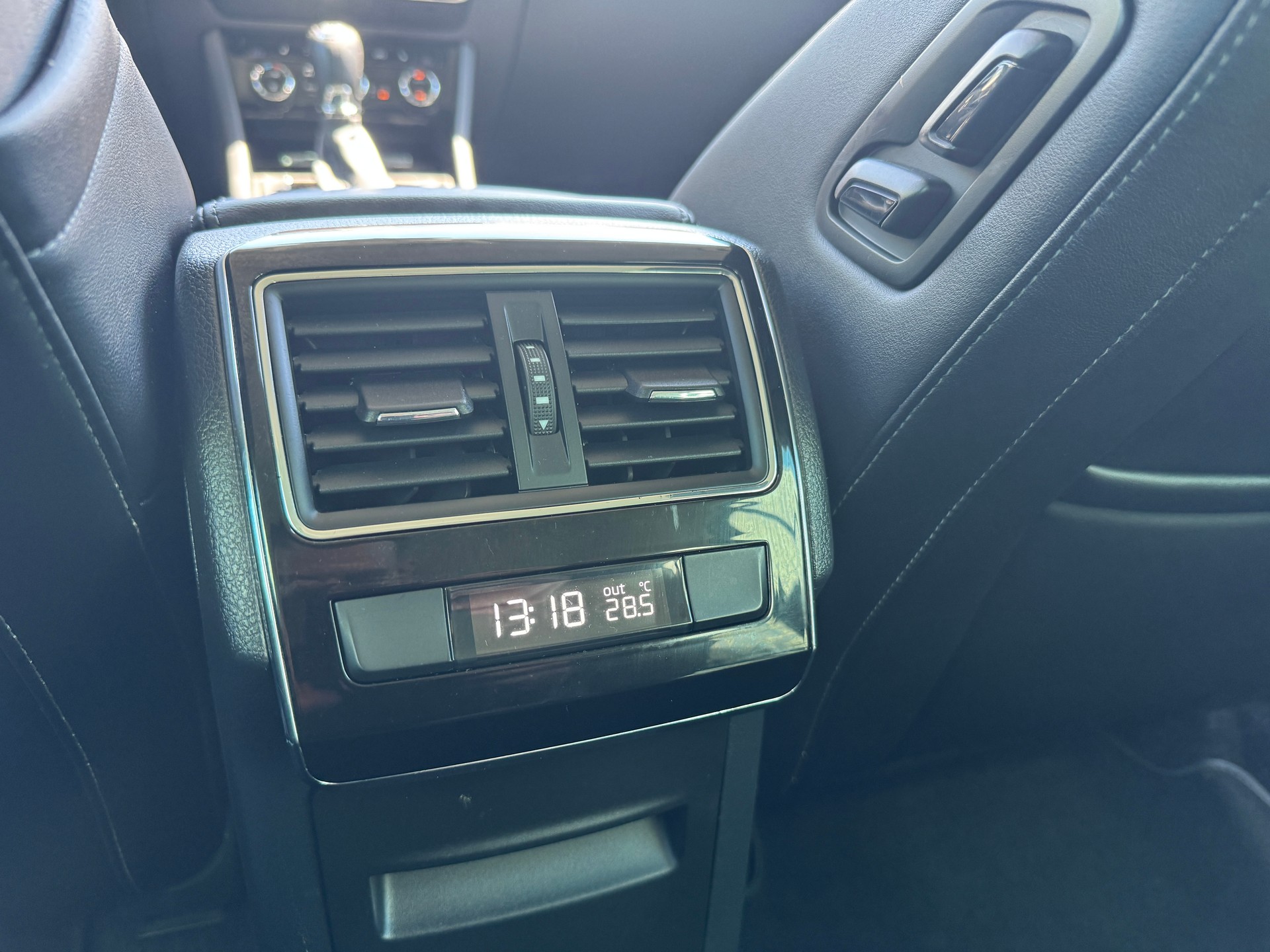 SKODA Superb Combi 2.0 TDi Style 4x4 DSG-image-14