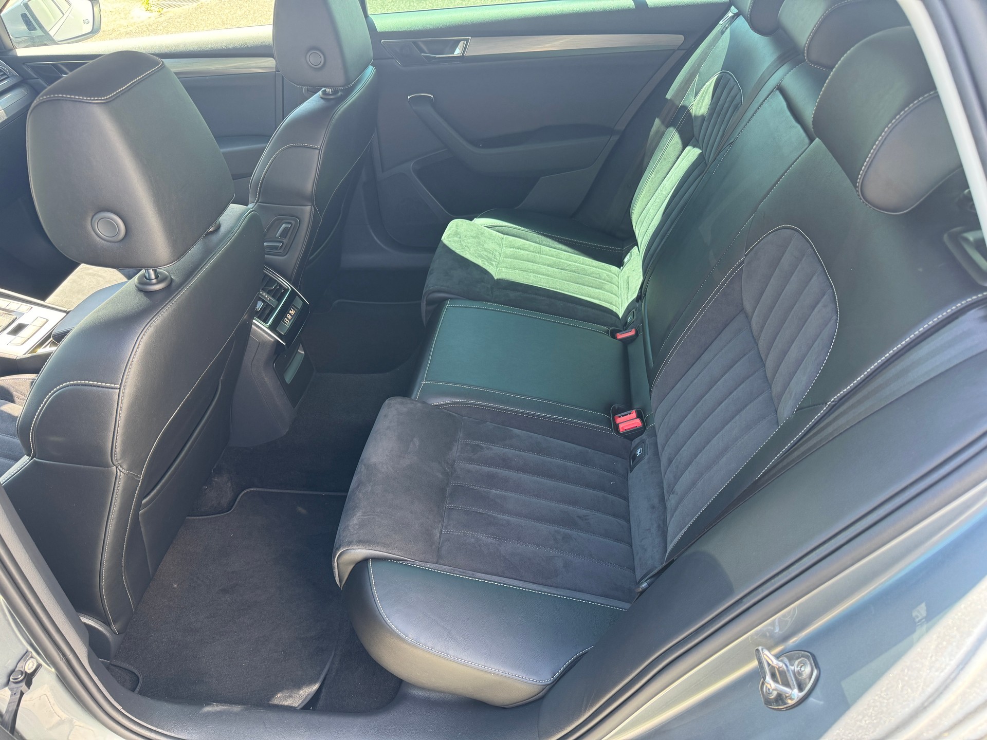SKODA Superb Combi 2.0 TDi Style 4x4 DSG-image-8