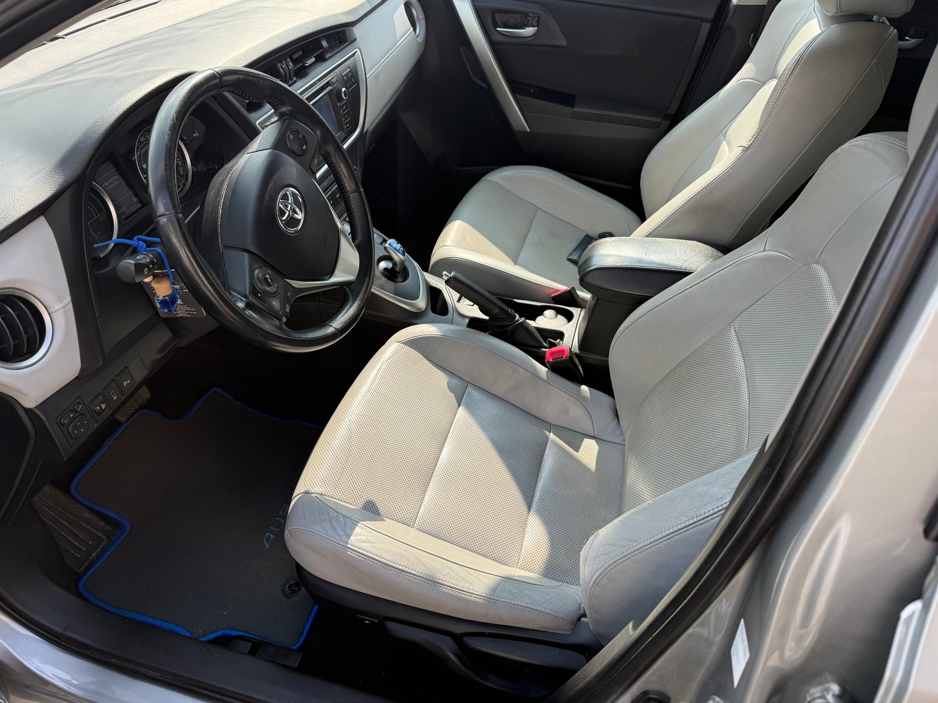 TOYOTA AURIS-image-9