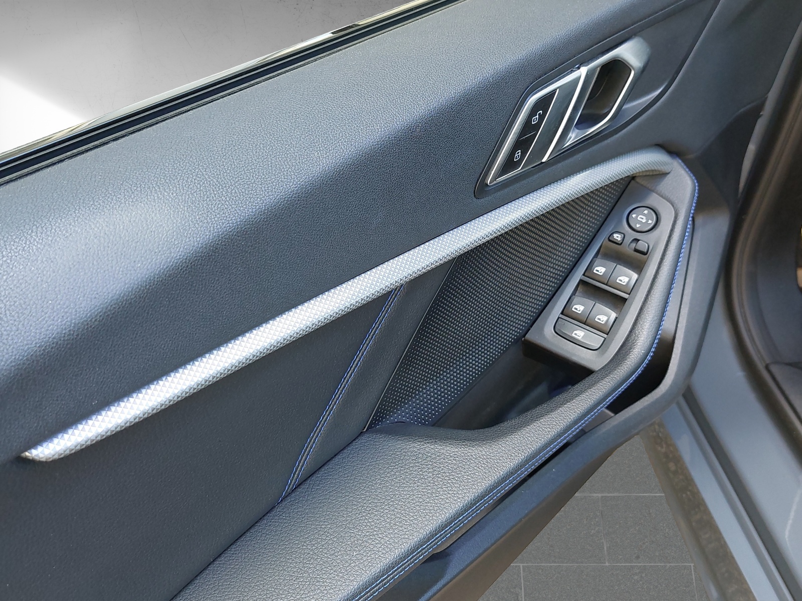 BMW 120d xDrive Steptronic Pure M Sport-image-13
