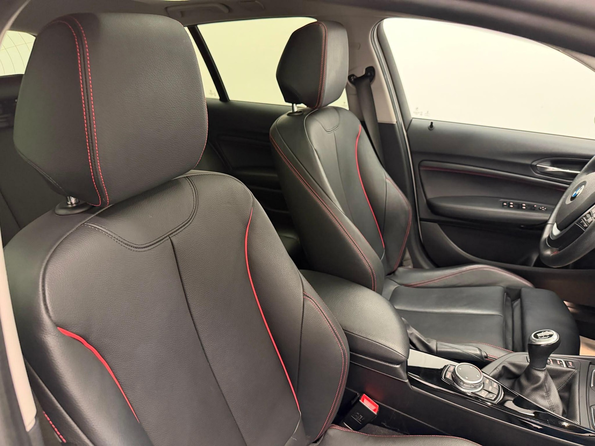 BMW 118d xDrive-image-16