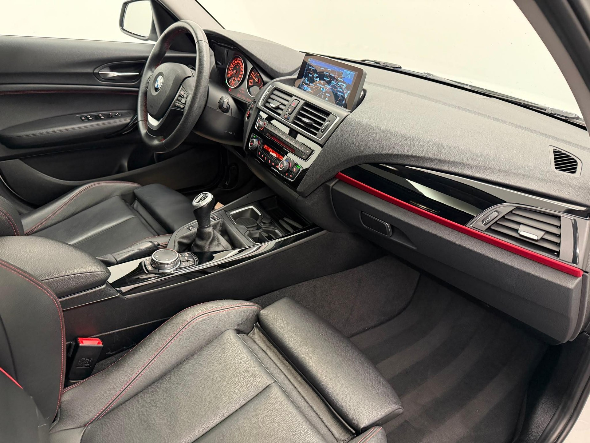 BMW 118d xDrive-image-10