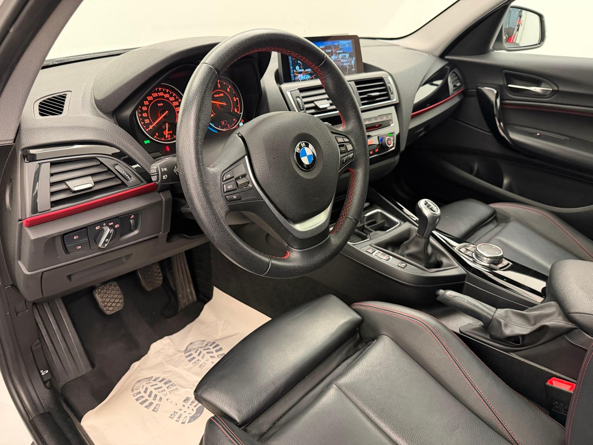 BMW 118d xDrive-image-9