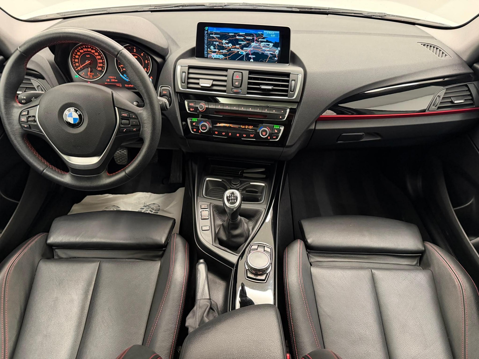 BMW 118d xDrive-image-11