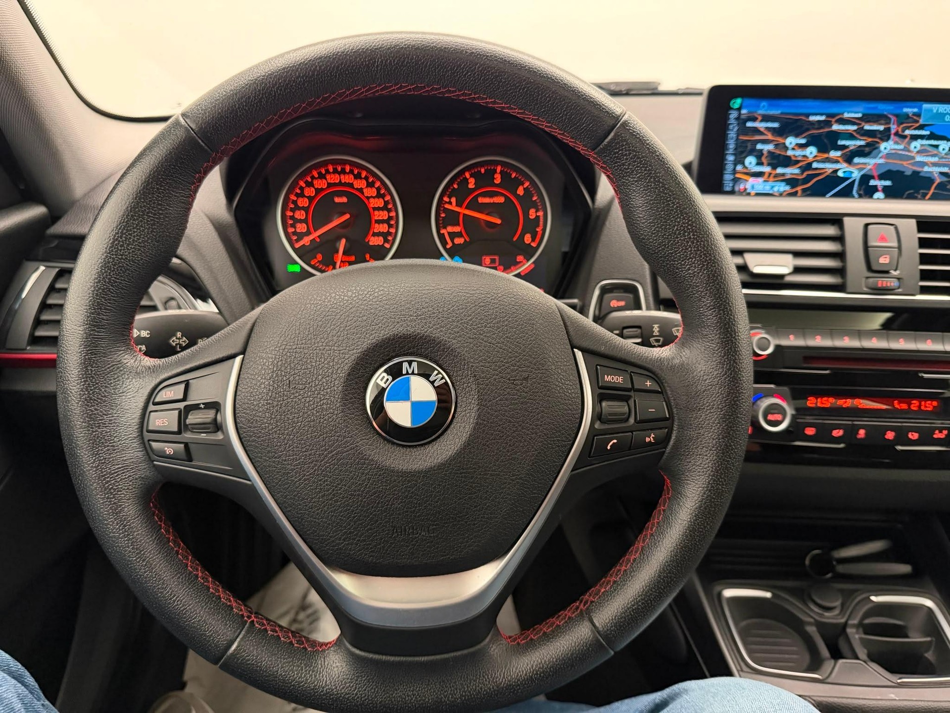 BMW 118d xDrive-image-15
