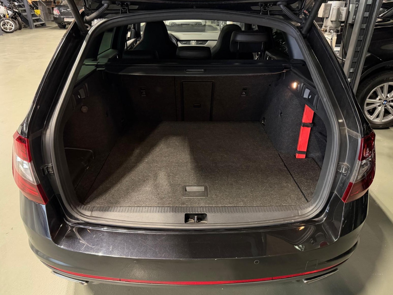SKODA Octavia Combi 2.0 TDI RS 4x4 DSG-image-3