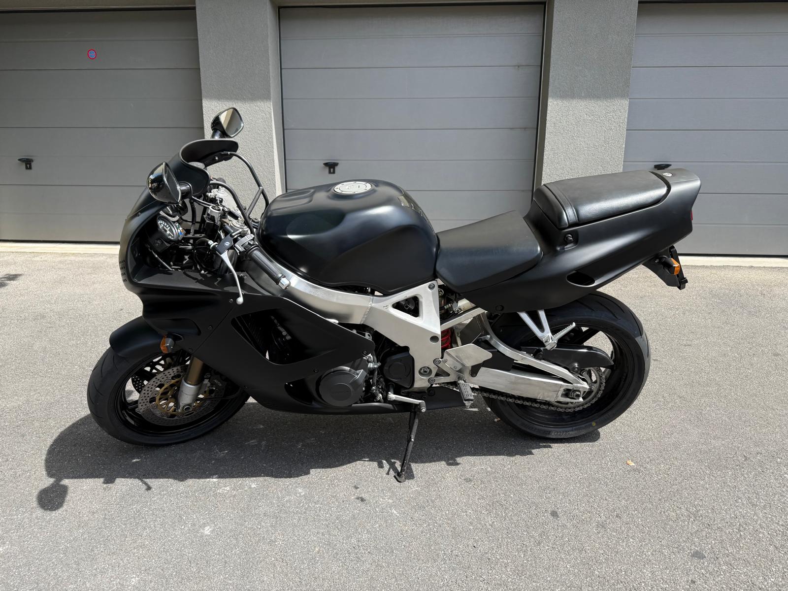 HONDA CBR 900 RR N/P Fireblade-showroom-element-2