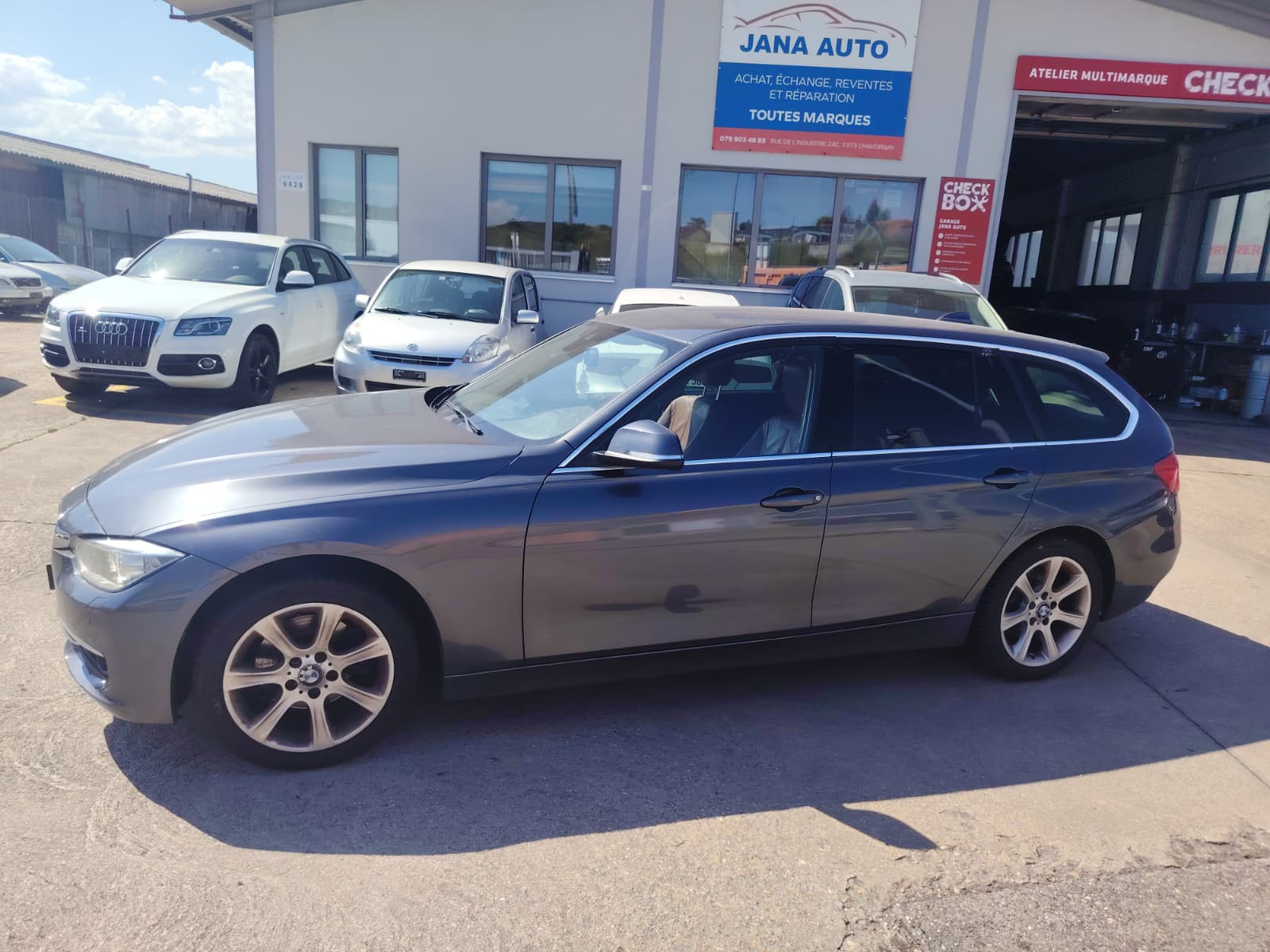 BMW 320d xDrive Touring Luxury Line Steptronic-image-0
