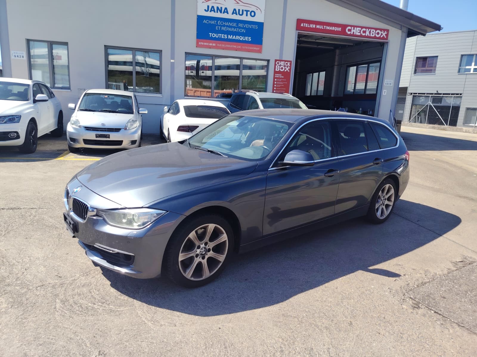 BMW 320d xDrive Touring Luxury Line Steptronic-image-4