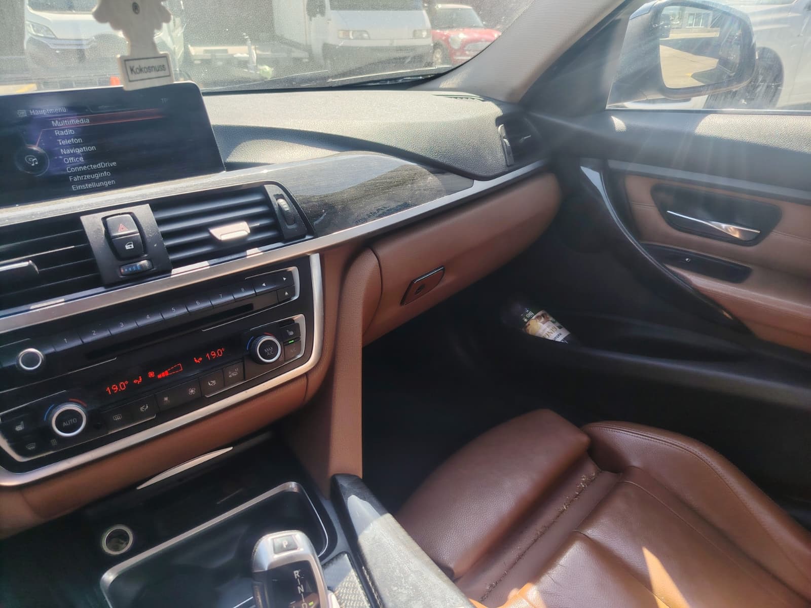 BMW 320d xDrive Touring Luxury Line Steptronic-image-22