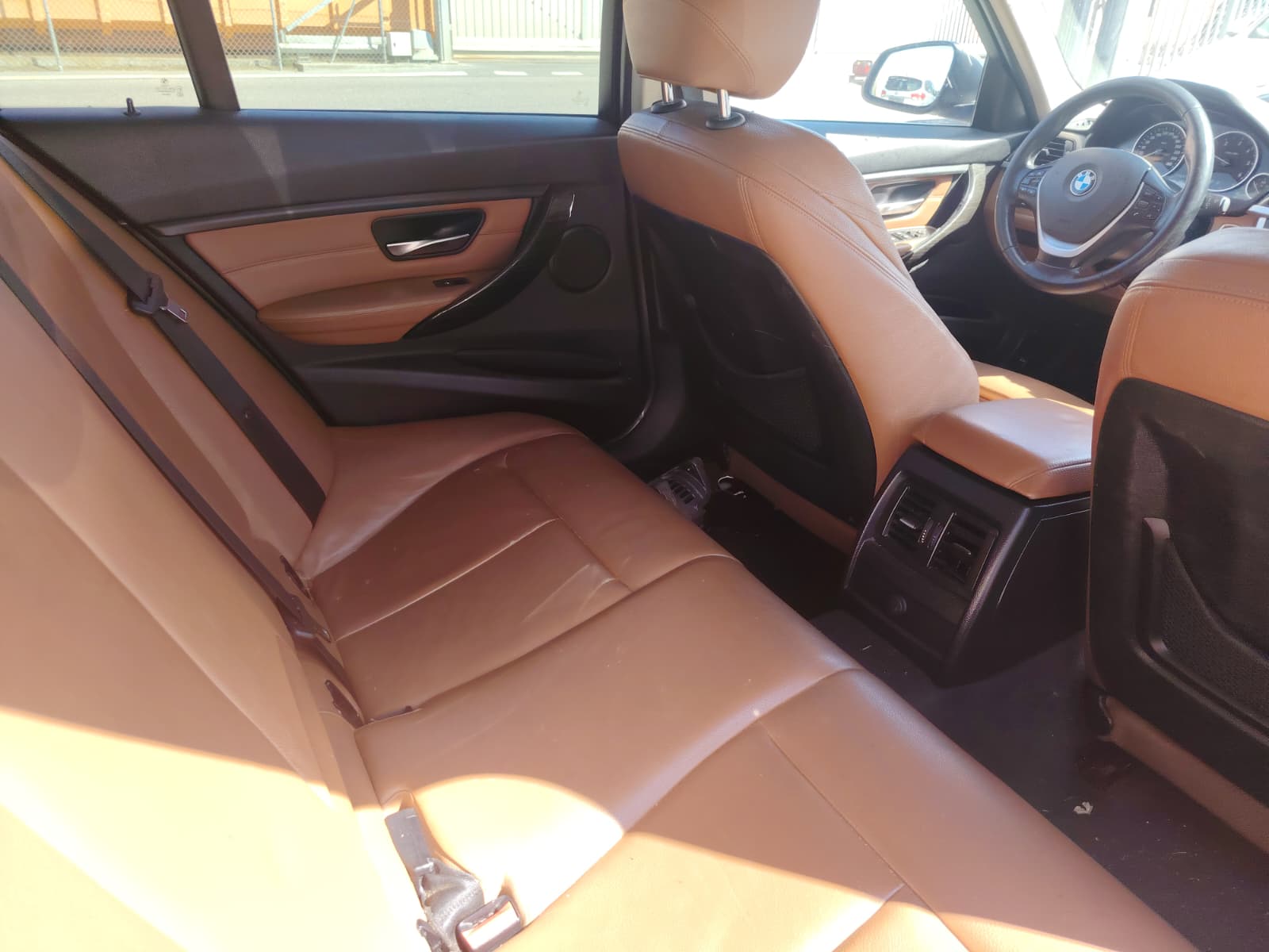 BMW 320d xDrive Touring Luxury Line Steptronic-image-18