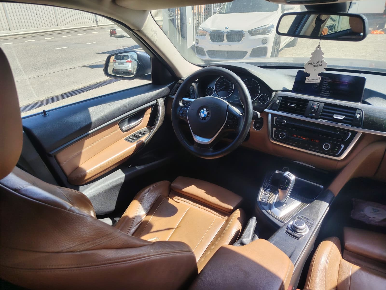 BMW 320d xDrive Touring Luxury Line Steptronic-image-15