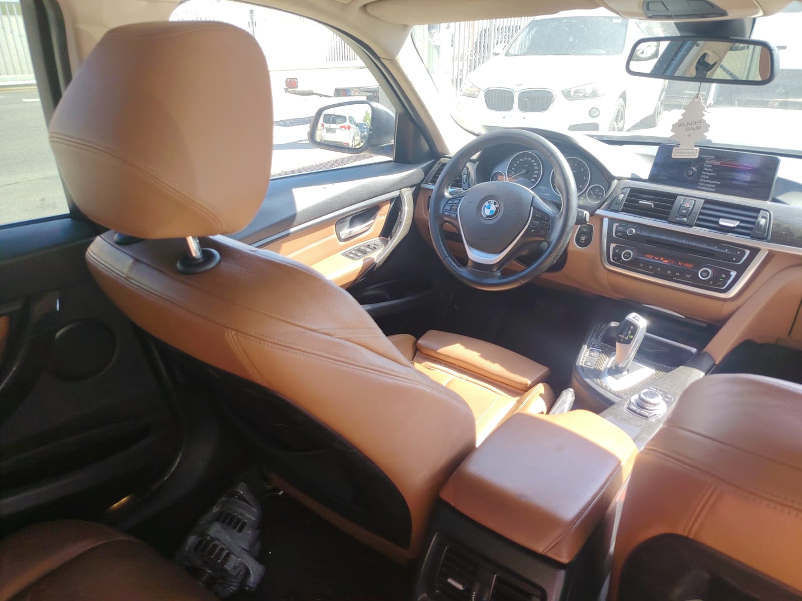 BMW 320d xDrive Touring Luxury Line Steptronic-image-16