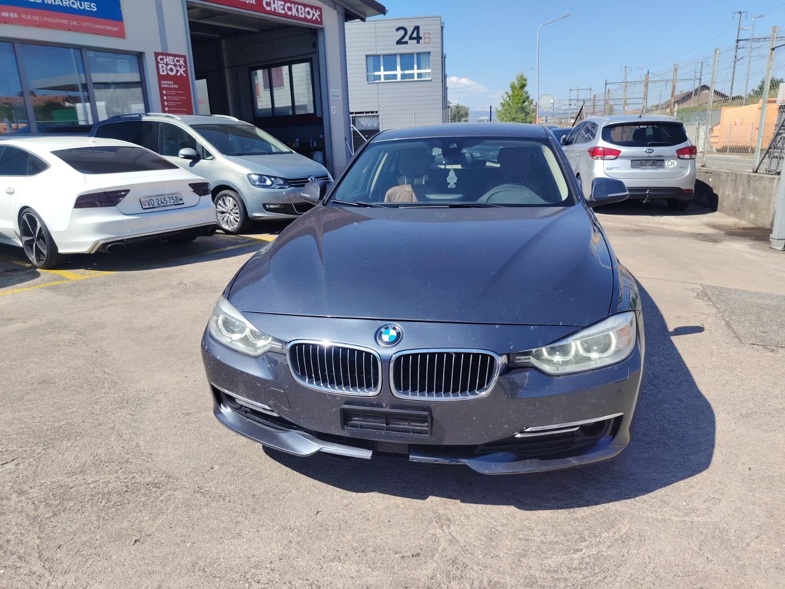 BMW 320d xDrive Touring Luxury Line Steptronic-image-1