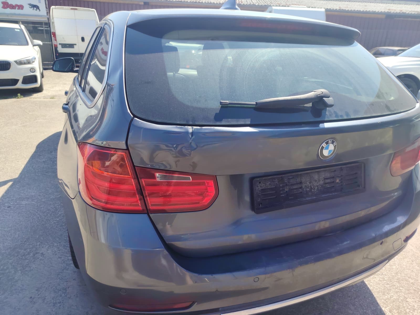 BMW 320d xDrive Touring Luxury Line Steptronic-image-6