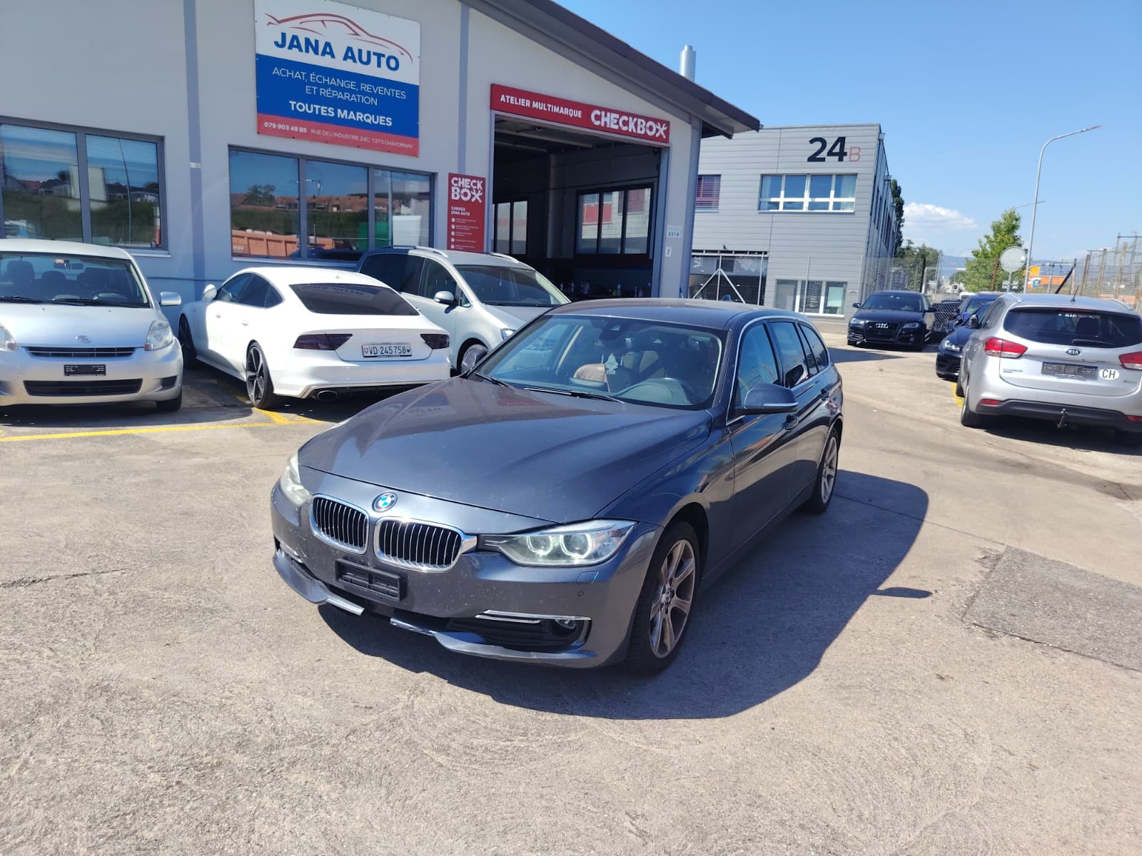 BMW 320d xDrive Touring Luxury Line Steptronic-image-11