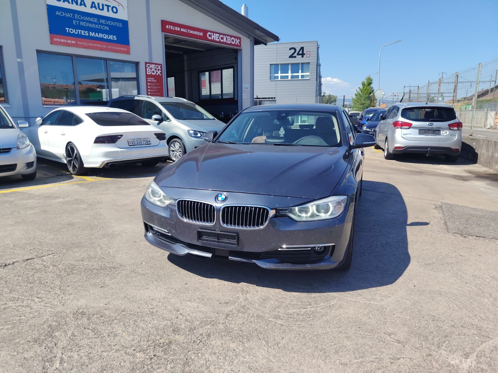 BMW 320d xDrive Touring Luxury Line Steptronic-image-2