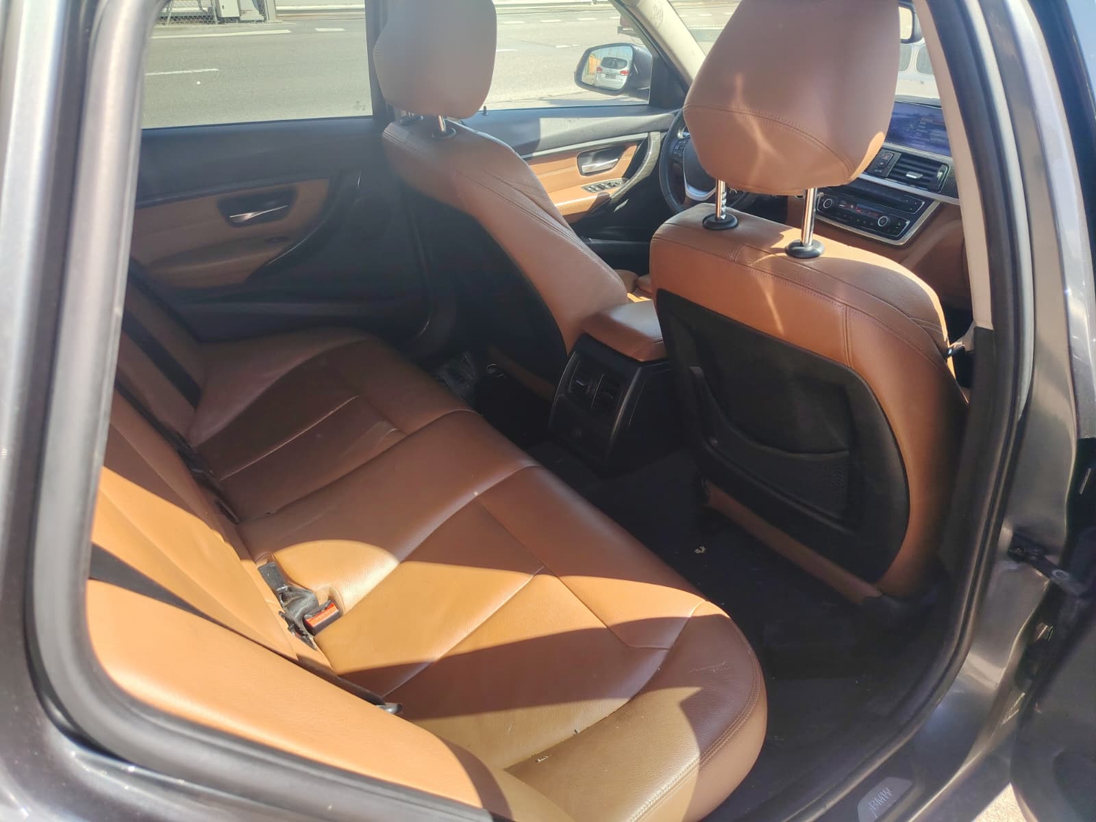 BMW 320d xDrive Touring Luxury Line Steptronic-image-17