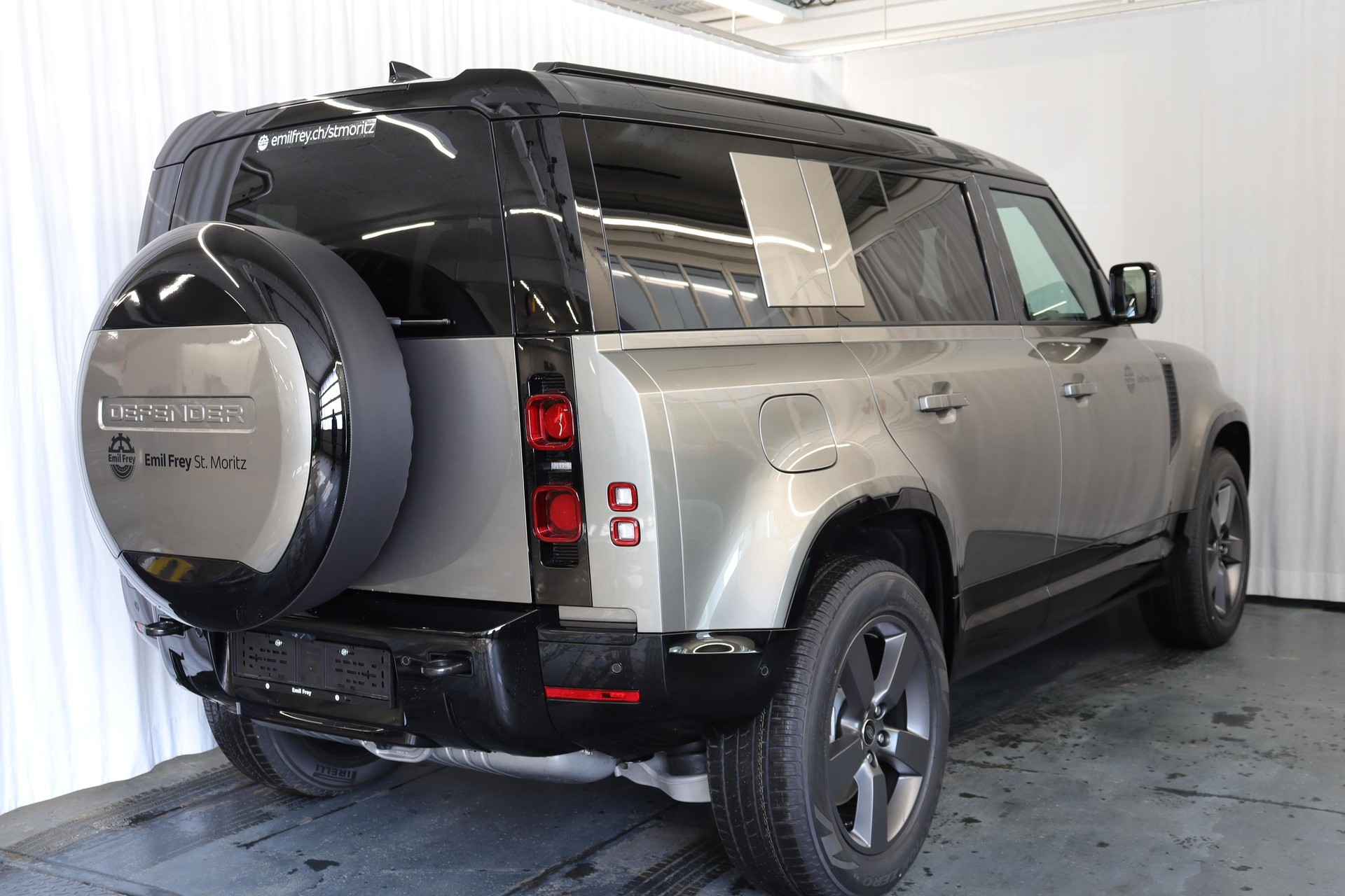LAND ROVER Defender 110 3.0 D I6 300 X-Dynamic HSE-image-5