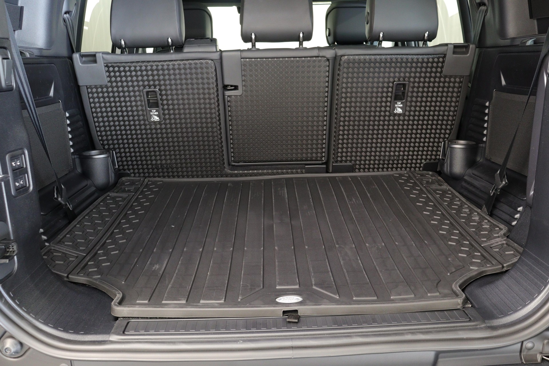 LAND ROVER Defender 110 3.0 D I6 300 X-Dynamic HSE-image-6