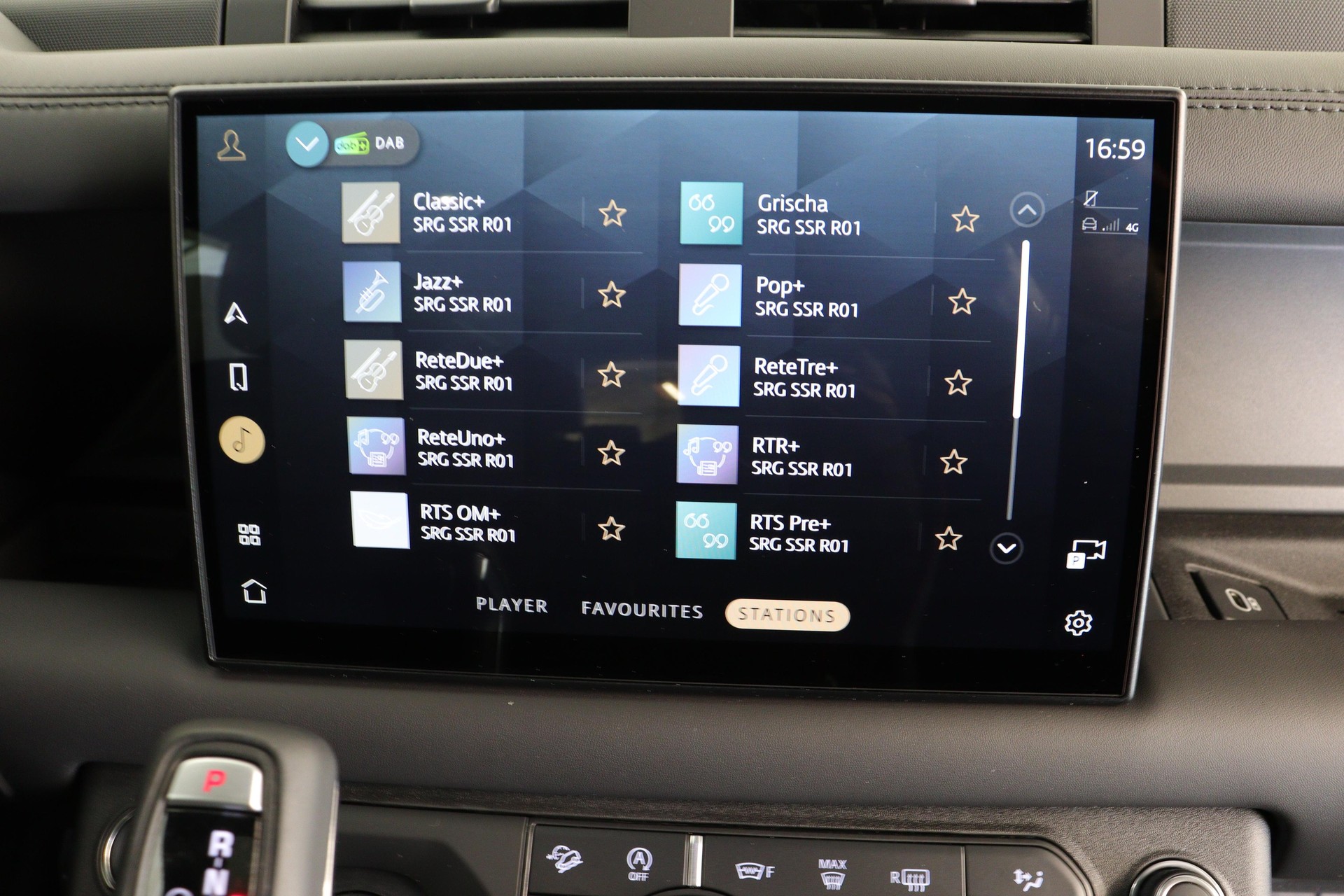 LAND ROVER Defender 110 3.0 D I6 300 X-Dynamic HSE-image-8