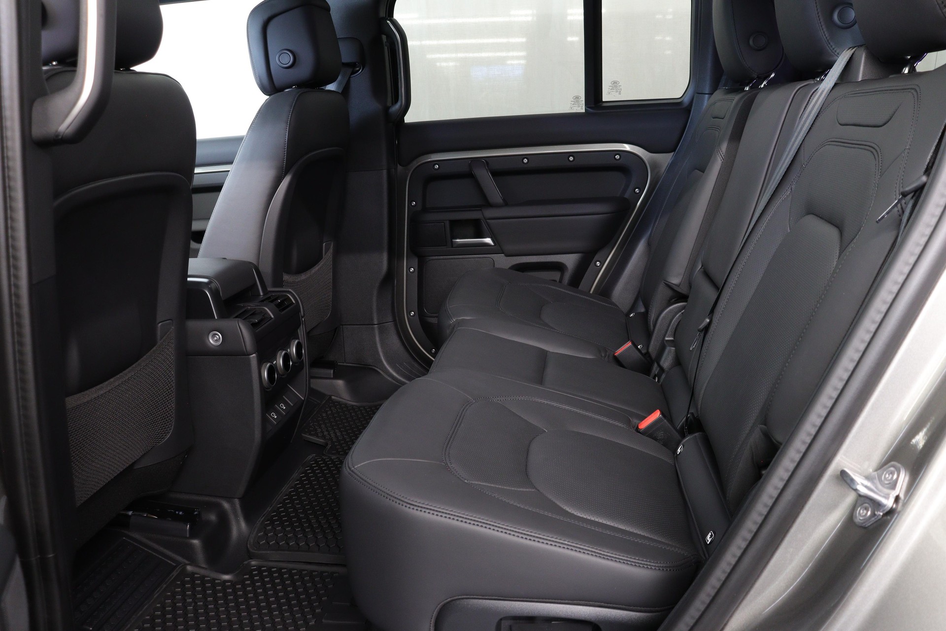 LAND ROVER Defender 110 3.0 D I6 300 X-Dynamic HSE-showroom-element-2