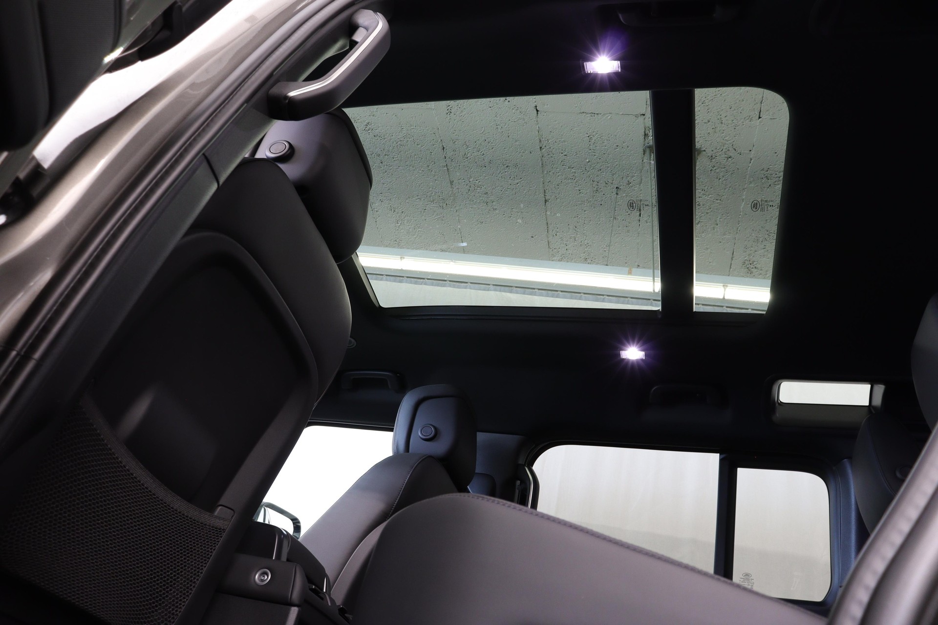 LAND ROVER Defender 110 3.0 D I6 300 X-Dynamic HSE-image-3
