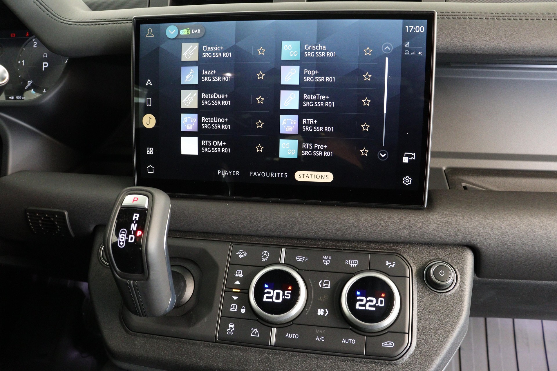 LAND ROVER Defender 110 3.0 D I6 300 X-Dynamic HSE-image-9