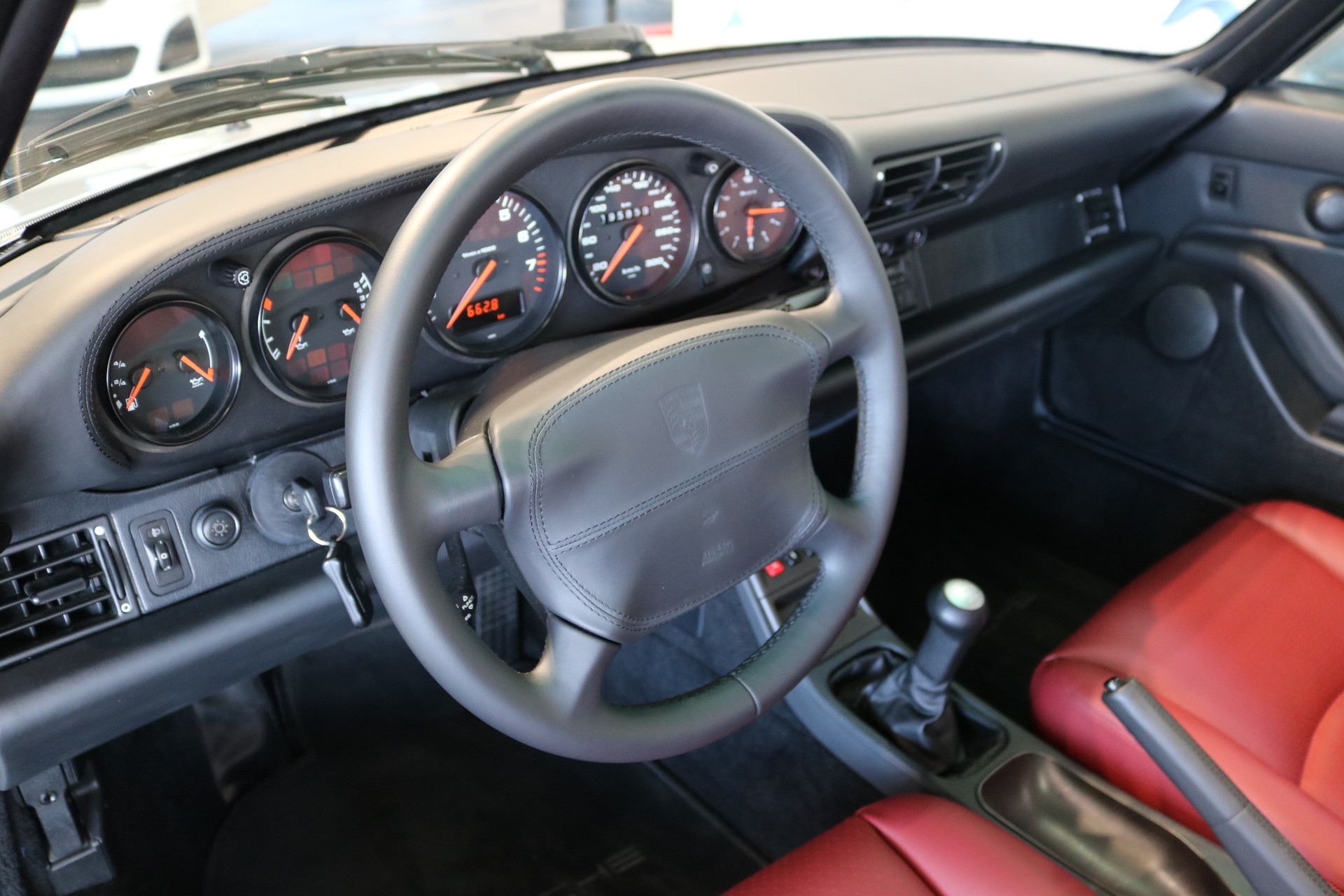 PORSCHE 911 Carrera 4 Cabrio-image-26