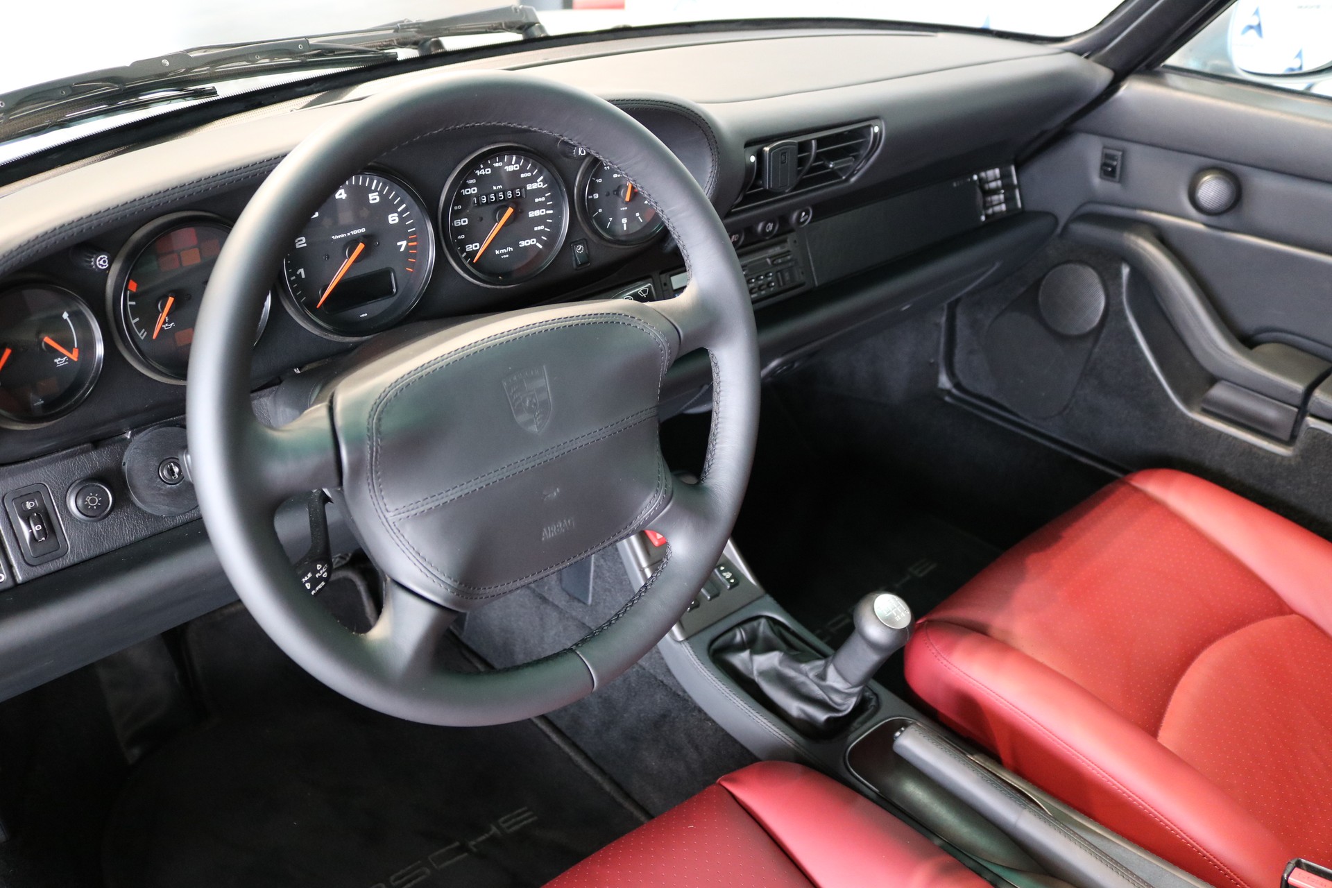 PORSCHE 911 Carrera 4 Cabrio-image-2