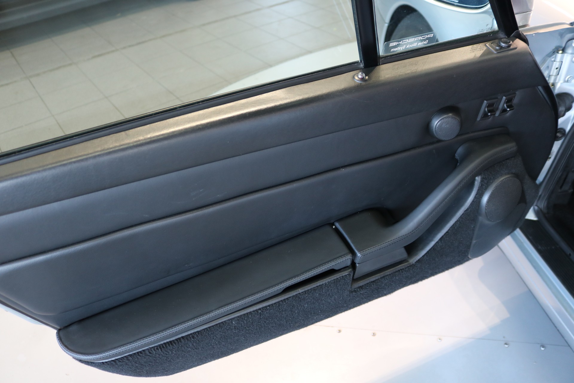 PORSCHE 911 Carrera 4 Cabrio-image-23