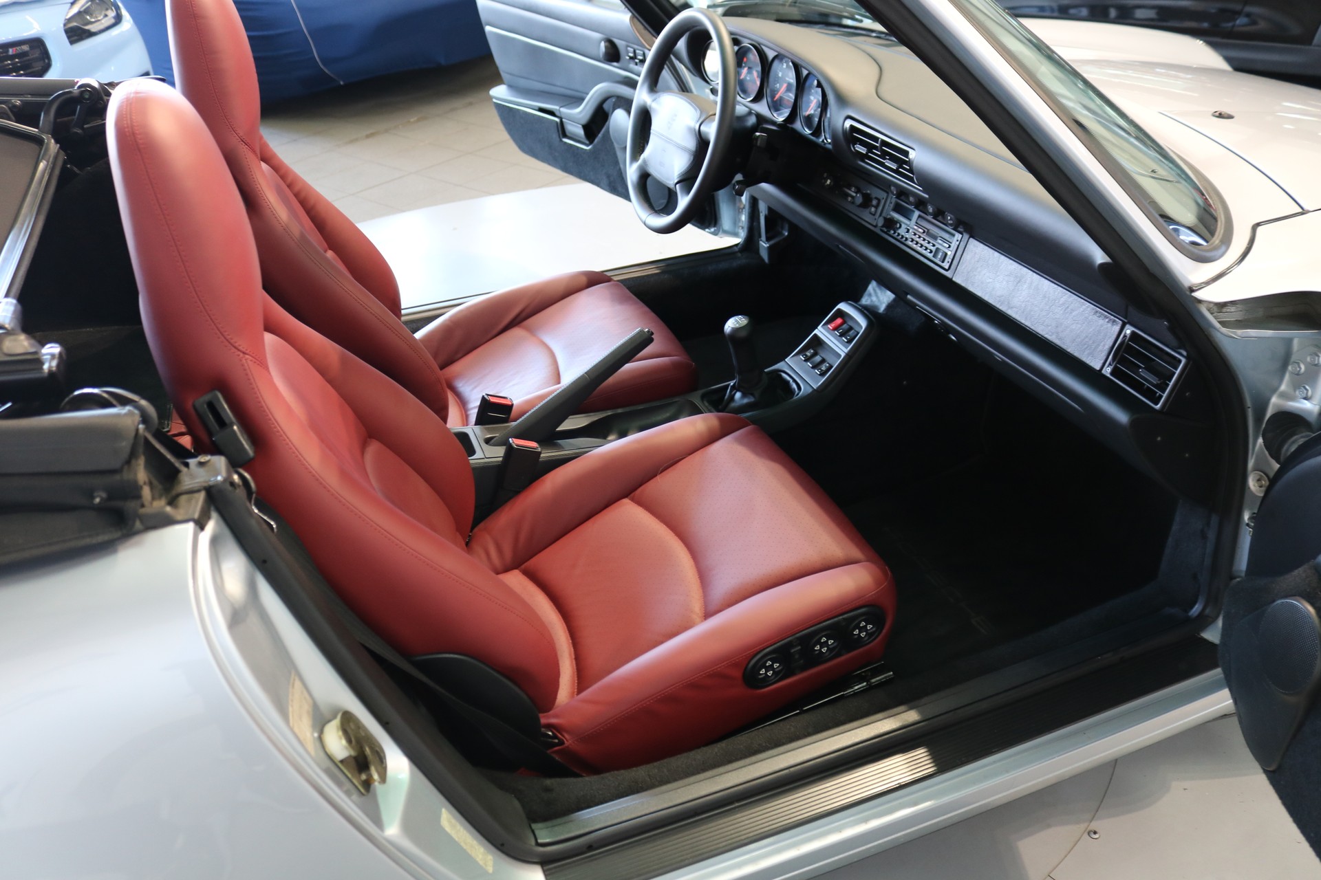 PORSCHE 911 Carrera 4 Cabrio-image-27