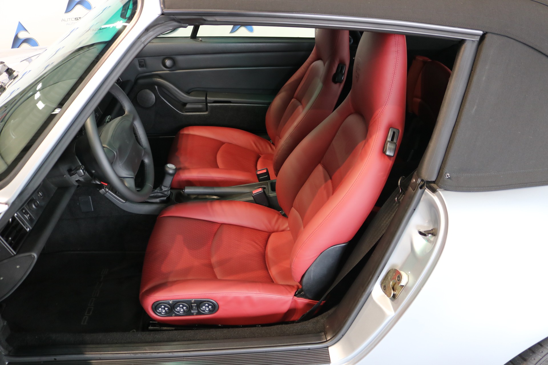 PORSCHE 911 Carrera 4 Cabrio-image-1