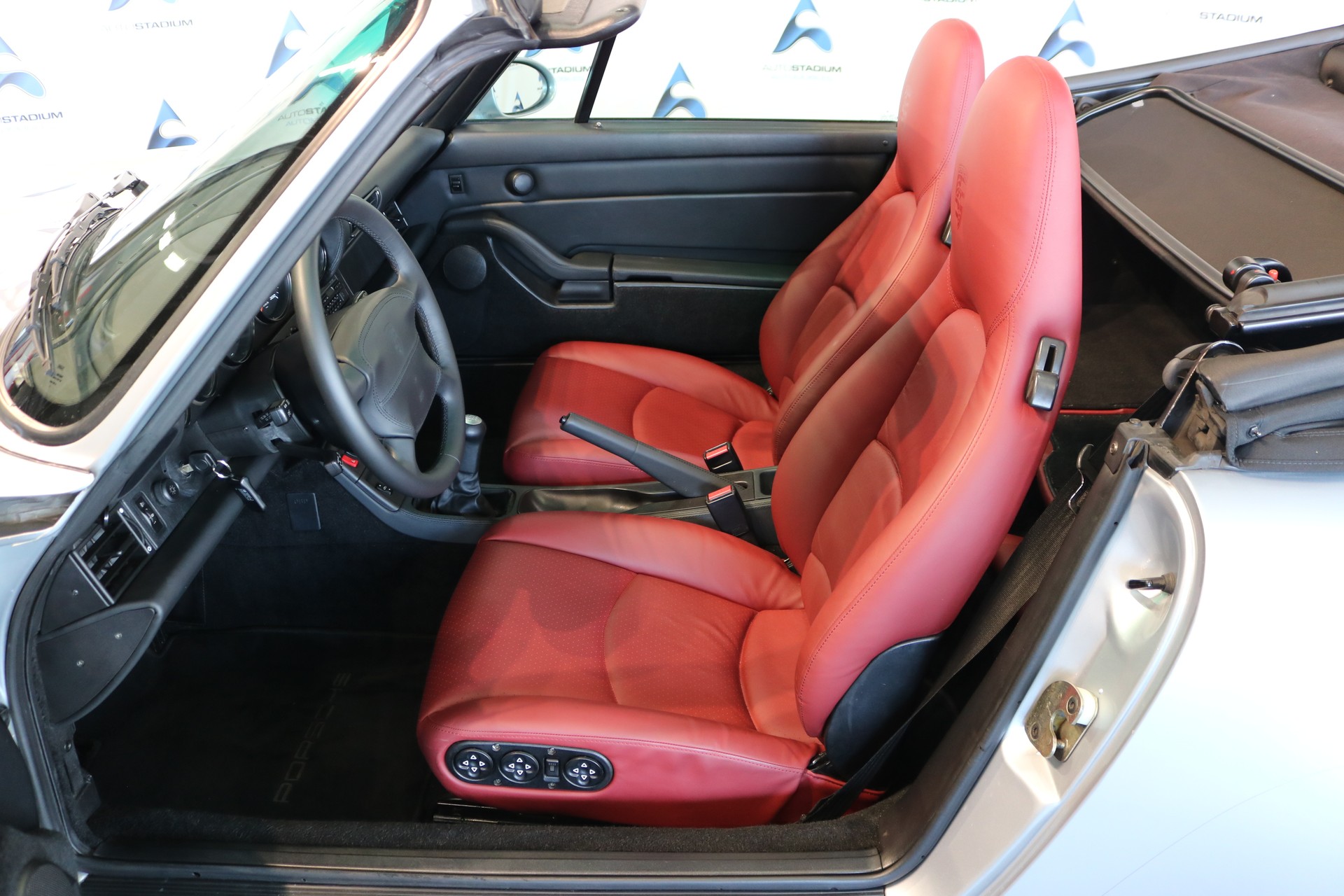PORSCHE 911 Carrera 4 Cabrio-image-22