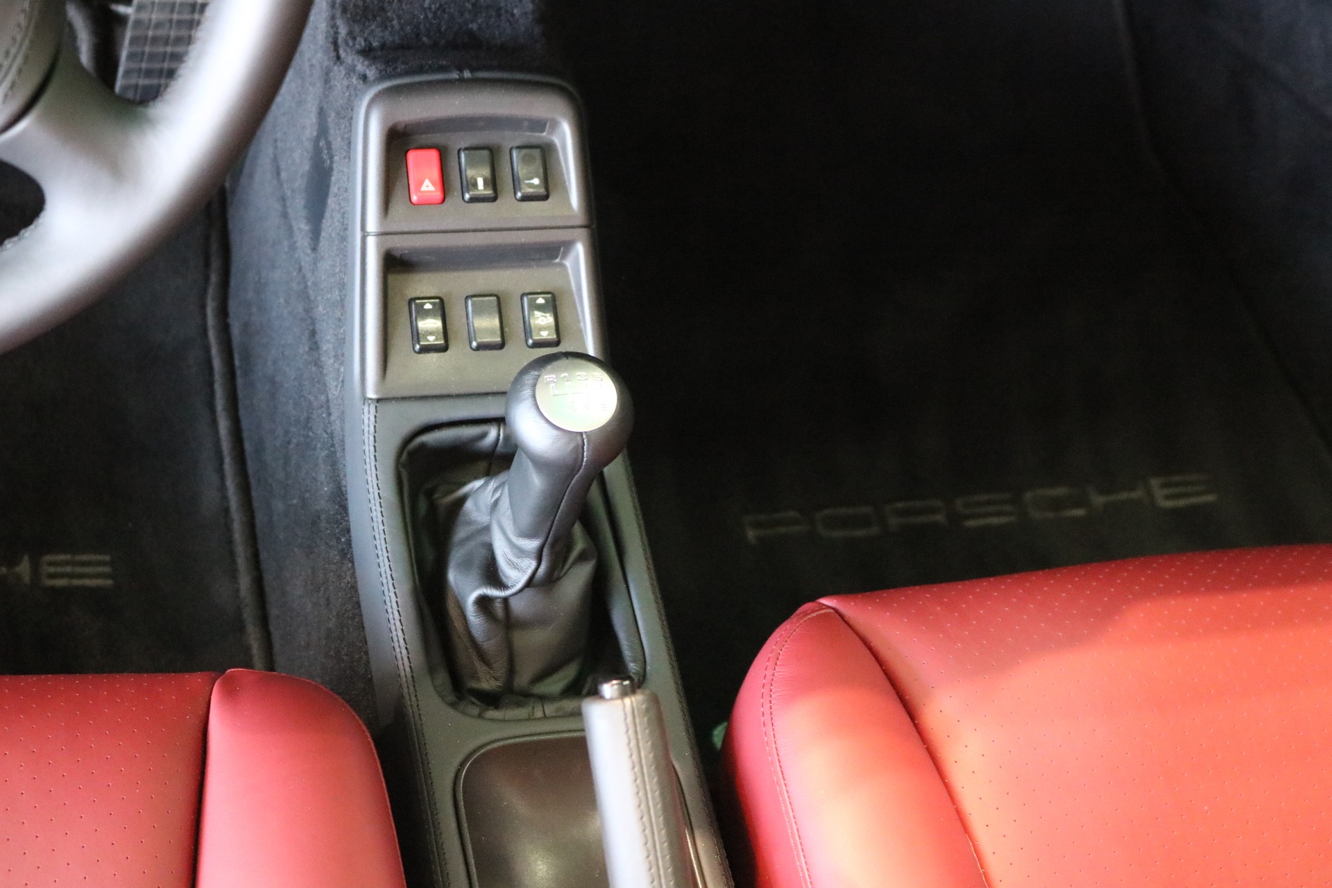PORSCHE 911 Carrera 4 Cabrio-image-24