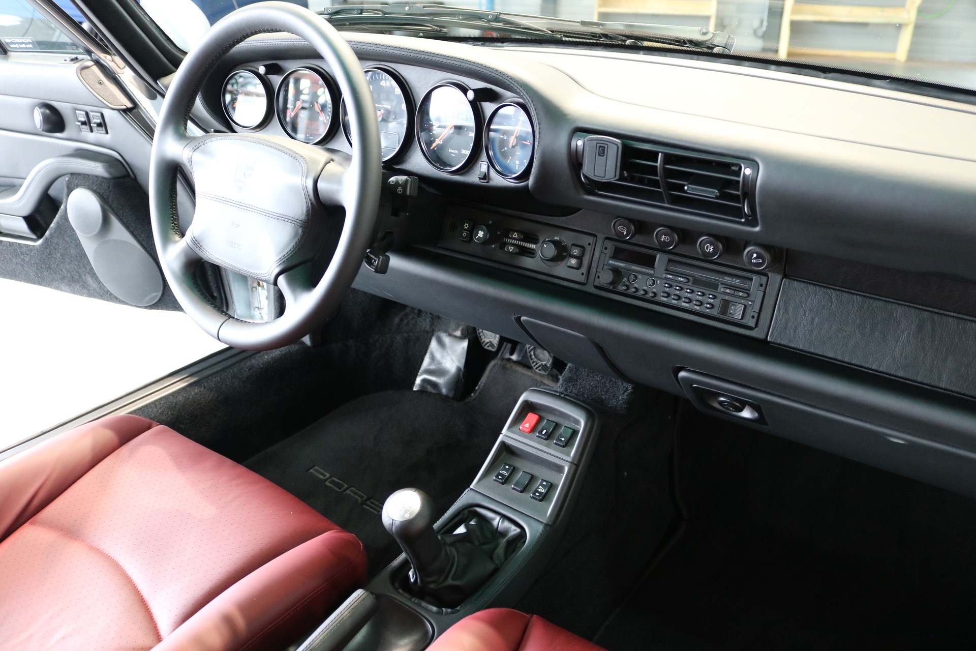PORSCHE 911 Carrera 4 Cabrio-image-3