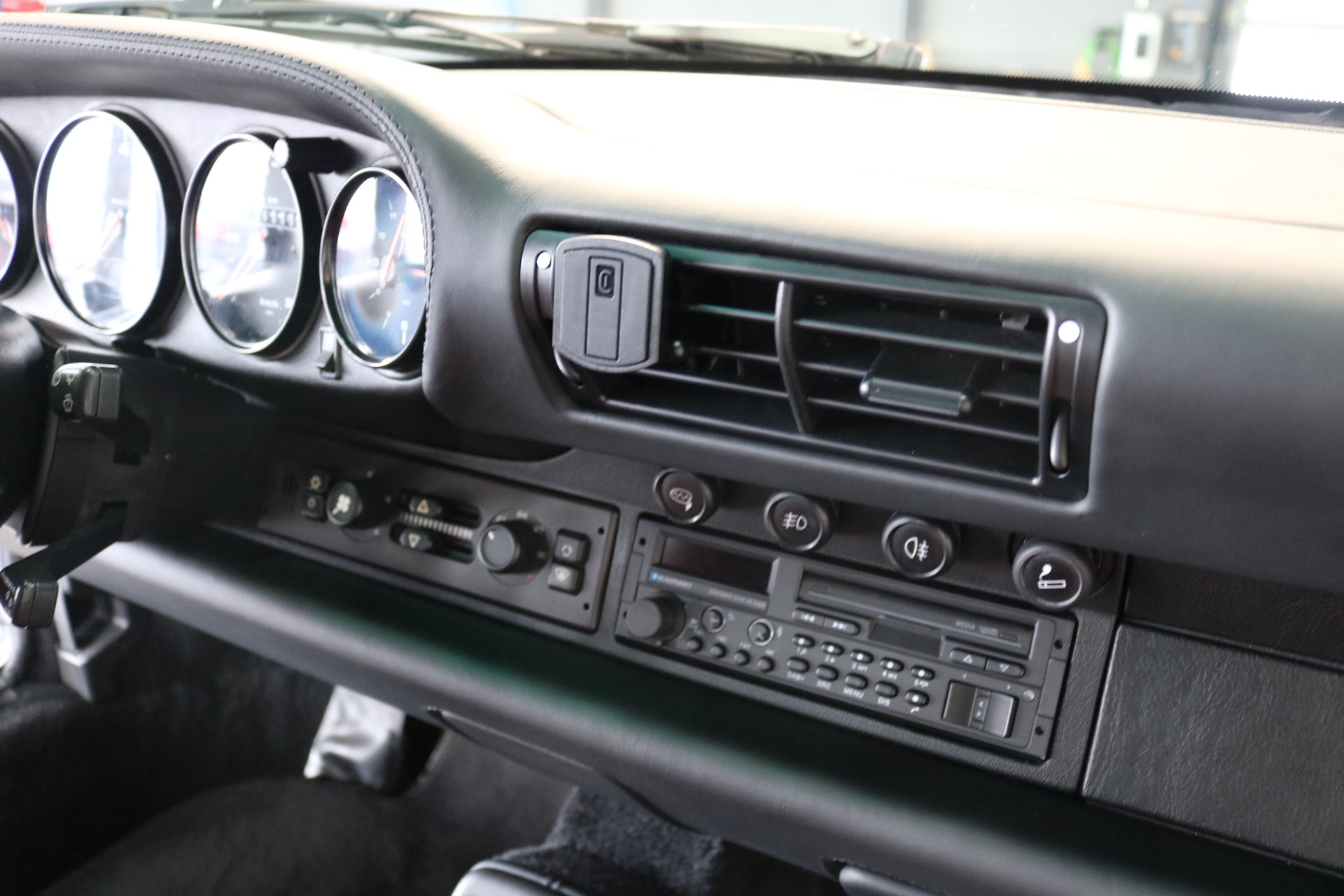 PORSCHE 911 Carrera 4 Cabrio-image-23