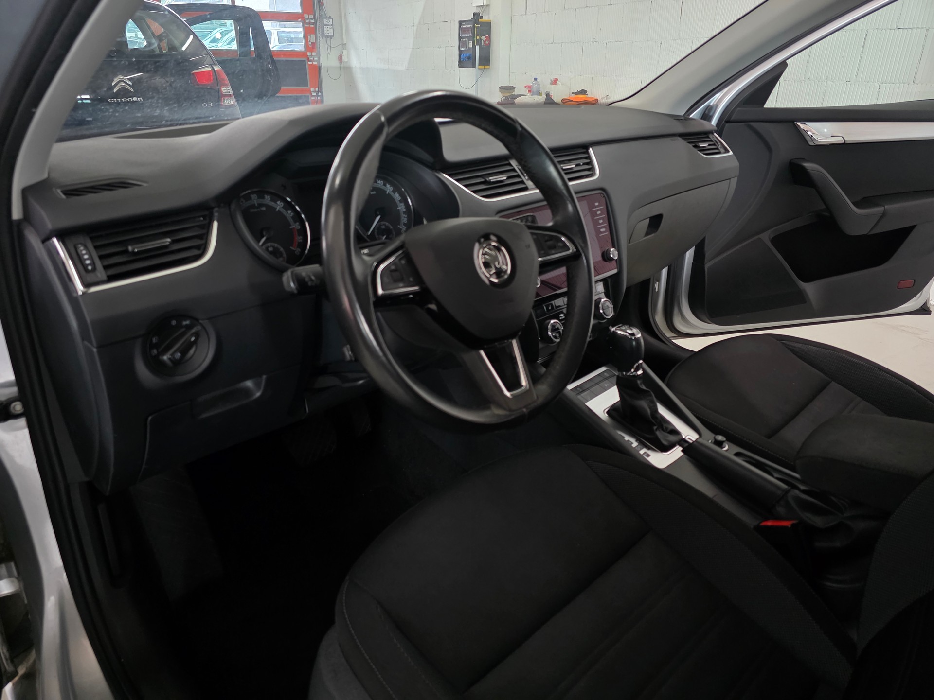 SKODA Octavia Combi 2.0 TDI Ambition 4x4 DSG-image-9