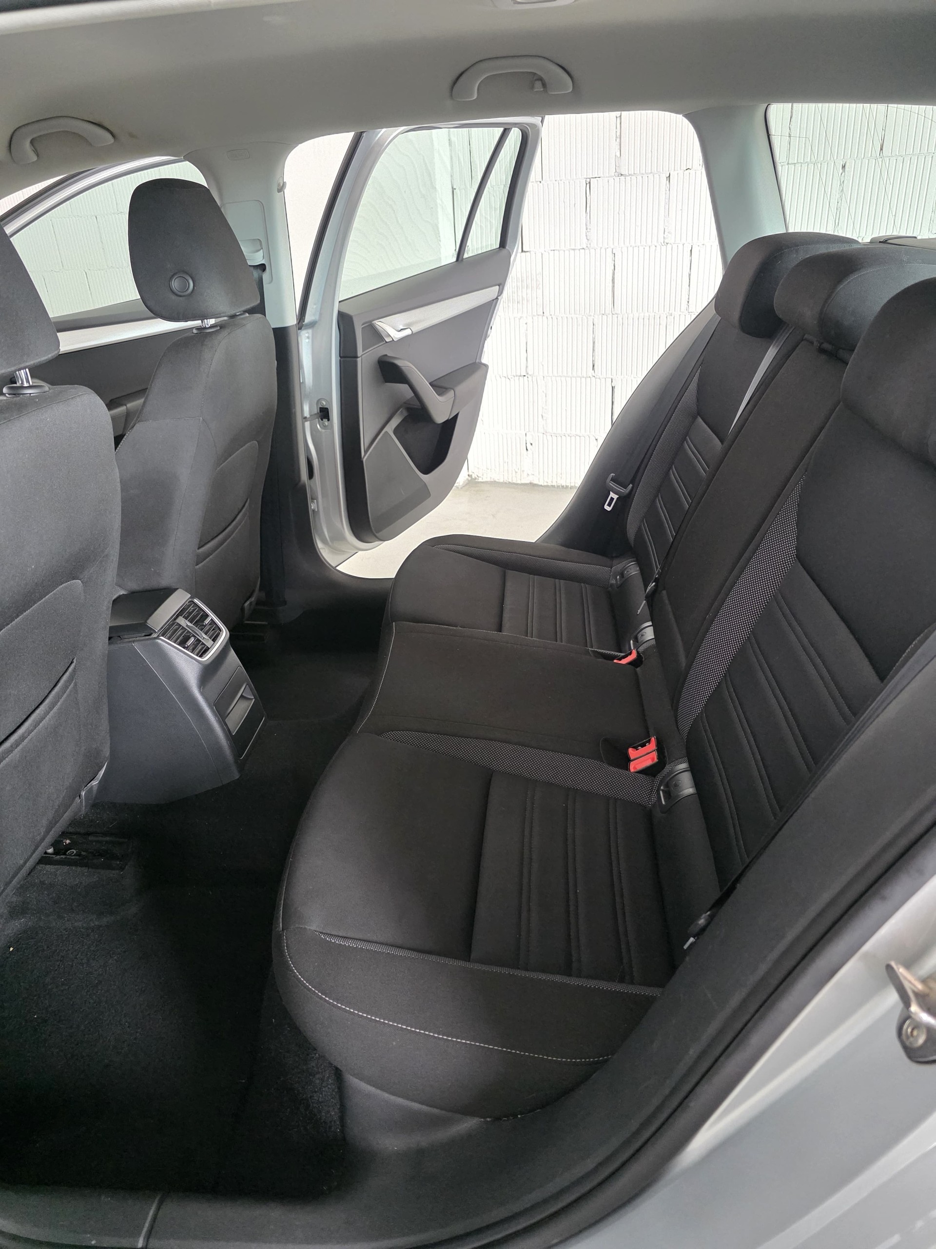 SKODA Octavia Combi 2.0 TDI Ambition 4x4 DSG-image-8