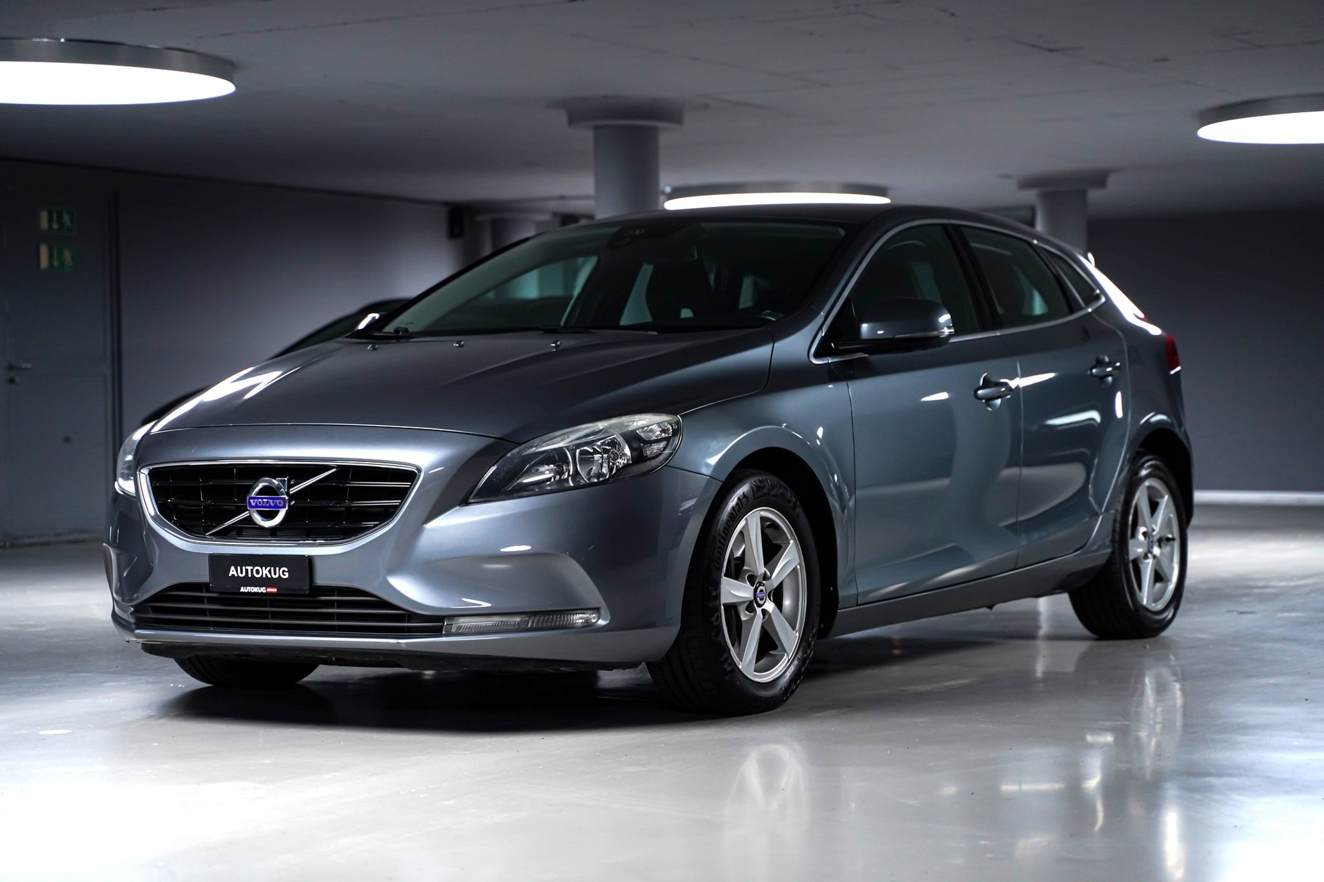 VOLVO V40 D4 Momentum Geartronic-image-0