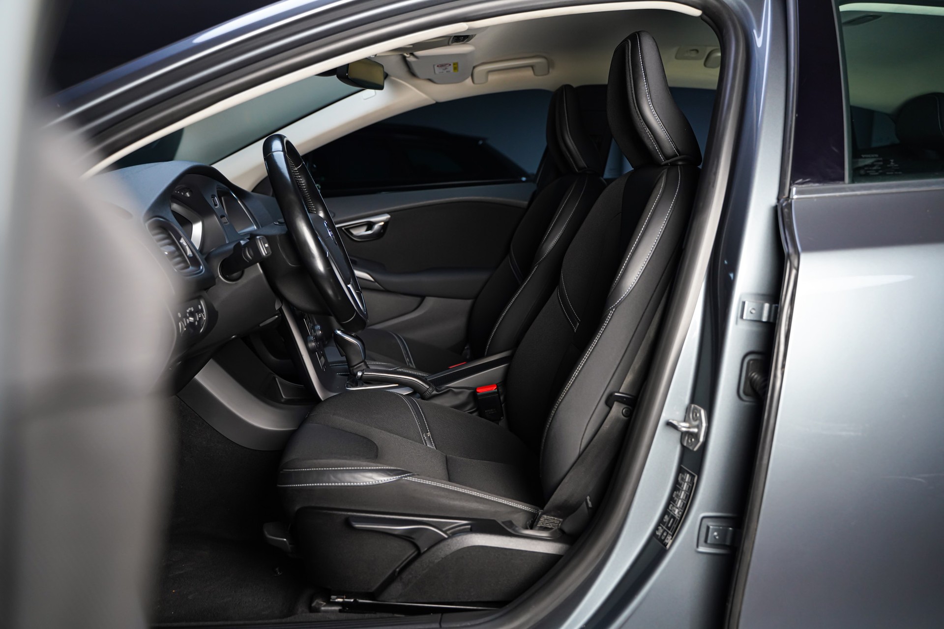 VOLVO V40 D4 Momentum Geartronic-image-10