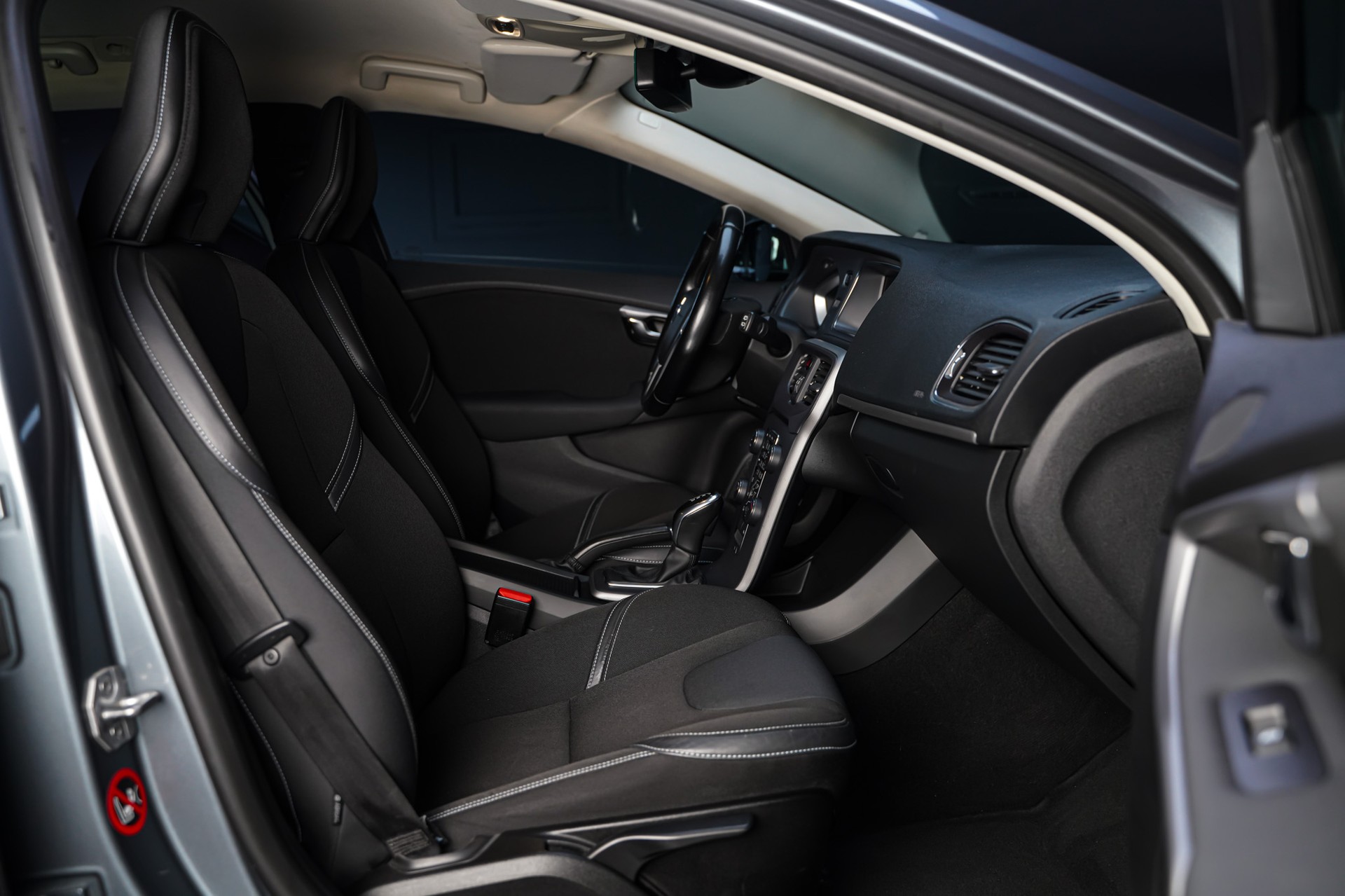 VOLVO V40 D4 Momentum Geartronic-image-16