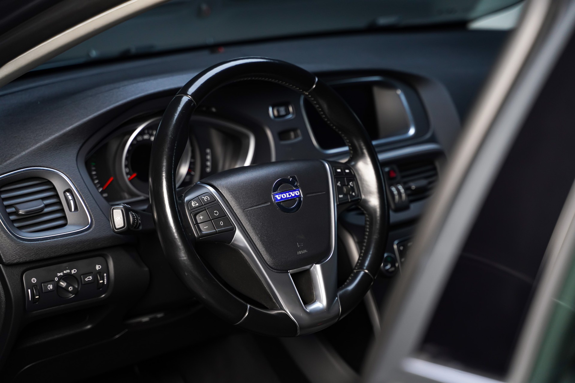 VOLVO V40 D4 Momentum Geartronic-image-8
